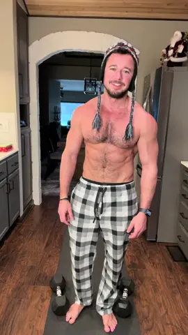 While my @Jeremy Syres #crockpot Cream Cheese Chicken #Chili is cooking here is a #kitchen #fullbodyworkout you can do with just 2 dumbbells. #Pushups (Until Failure), stationary lunges with hammer curls (10 to 15 reps per side), standing dumbbell shoulder press (10 to 15 reps), and dumbbell side bends (20 to 30 reps per side). Take a 1 to 3 min break and repeat the cycle again 2 or more times. Note, these exercises should be done back to back without a break until the end of the cycle. Also, on the stationary lunges, if you can complete the lunges but not all the curls, finish out the lunge set without the curls. Lastly, if you find the dumbbells a bit too heavy or light for shoulder press and side bends, grab additional weights or do more reps. #homeworkout #kitchenworkout #workout #danwelden #onlygymfans