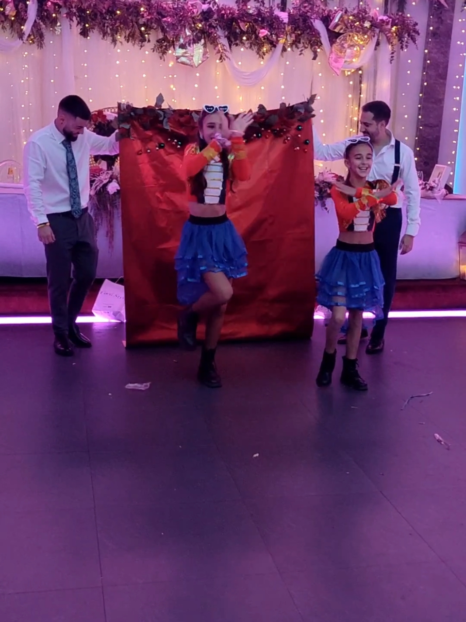 ESTE VIDEO SE DIVIDIRÁ EN 4 PARTES EN LA QUE LE HAGO ESTE REGALO 🎁 A MIS TITOS ❤️ QUE SE HAN CASADO 💍 POR FIN Y ESPERO QUE SEAN MUY FELICES JUNTOS 🥰 🔥 PARTE 1 🔥  🎶 BAILE DE JINGLE BELL ROCK - DAVID BISBAL 🎶 🎭 DISFRAZADAS DE CASCANUECES 🎄 ¿QUEREIS VER LA PARTE 2? 🔥🔥🔥