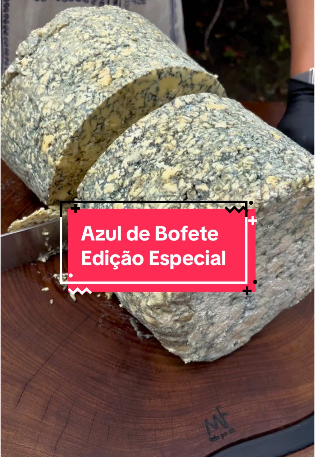 Um queijo que é pura arte! 🧀✨ O Azul de Bofete - Edição Especial combina a cremosidade do leite Jersey com a intensidade do Penicillium roqueforti, criando sabores complexos e inesquecíveis: amanteigados, levemente adocicados, amadeirados e com um toque terroso único. Envolvido em tecido com banha de porco para reter a umidade, ele é uma experiência que você precisa provar! 😍🍷 Harmonize com um bom vinho e desfrute de um momento especial. 🥂 #QueijosArtesanais #AzulDeBofete #QueijosEspeciais #Gastronomia #Harmonização #VinhosEQueijos #PenicilliumRoqueforti #QueijoAzul 