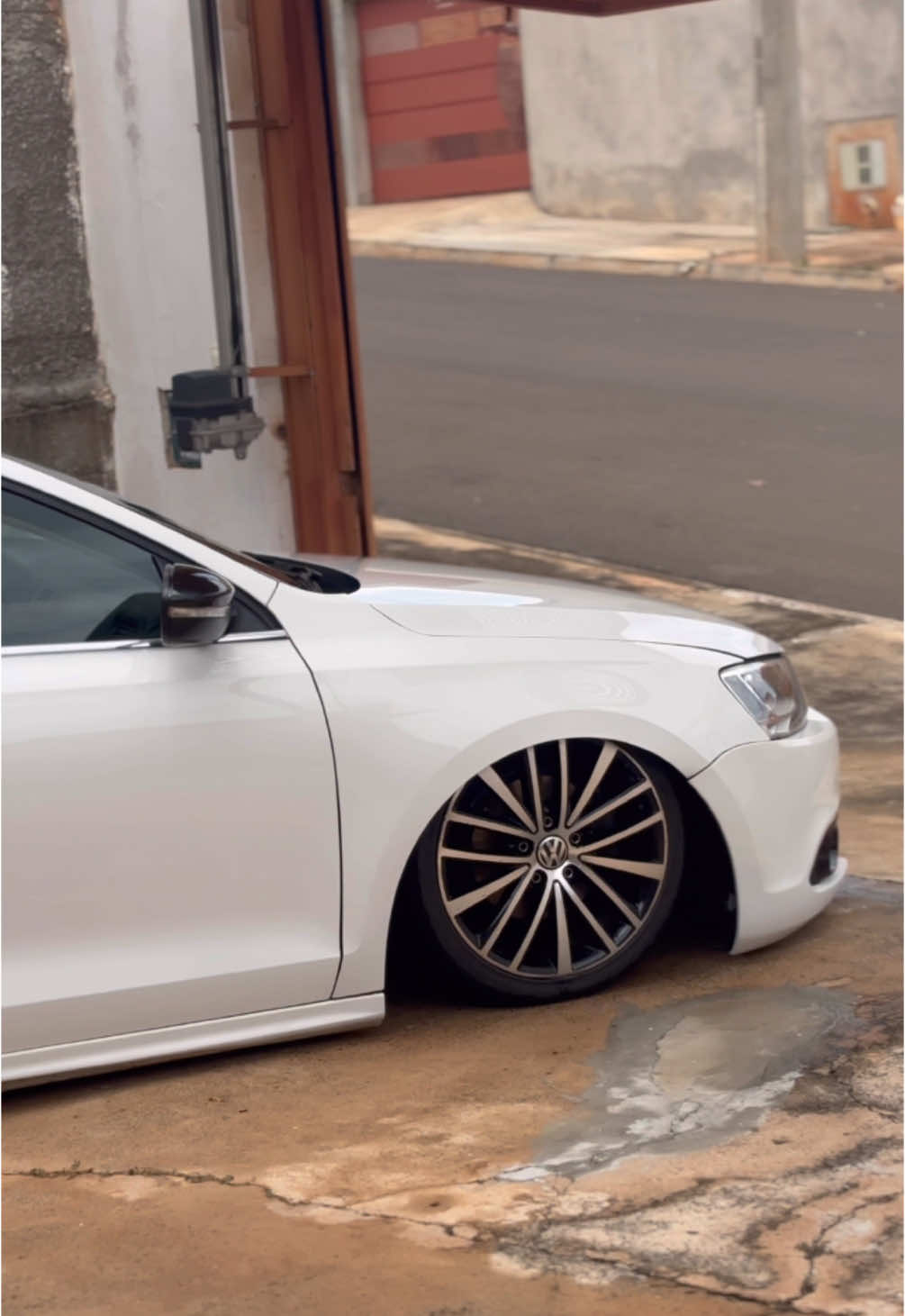 Que carro 😍 . . . . . . . . #rebaixados #jettarebaixado #jetta #jettabrasil #carrosrebaixados #rells #carrorebaixadonaoécrime #volkswagen #sonhorealizado #suspensaoaar #baixosbrasil #volkswagenbrasil #sertanejouniversitario #sertanejo #sertanejoraiz 