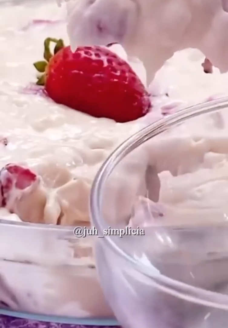 Sonho de morango na travessa! Super cremoso e fácil  xicara de 240 ml • copo de 300 ml Ingredientes 1 leite condensado 395g 2 cremes de leite 400g 1 xícara chá de leite em pó 83g 1 copo de leite 300ml 1 bandeja de morango 260g 2 colheres sopa de amido de milho 25g • tamanho do refratário 22 cm de diâmetro • modo de preparo está no vídeo#vaiproforyou #emaltatiktok #culinaria #sobremesa #todahonraegloriaadeus 
