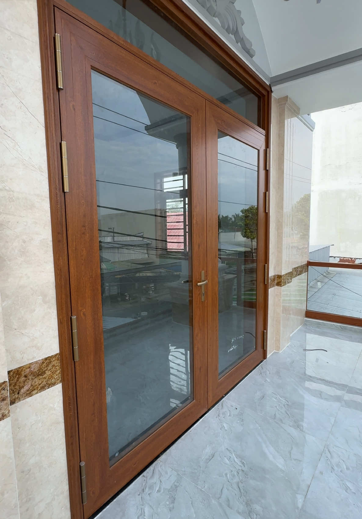 Bộ cửa 2 cánh phun tường 290 bản cánh 160 màu gỗ lim nha quý ác