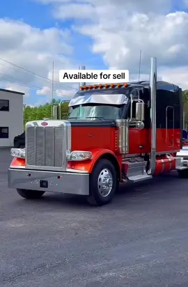 Peterbilt 589 interior tour of the 80 inch standup sleeper. #peterbilt #dieseltrucks #trucker #bigrig #largecar #trucker #trucking #trucker #semitrucks #highwayhustlin