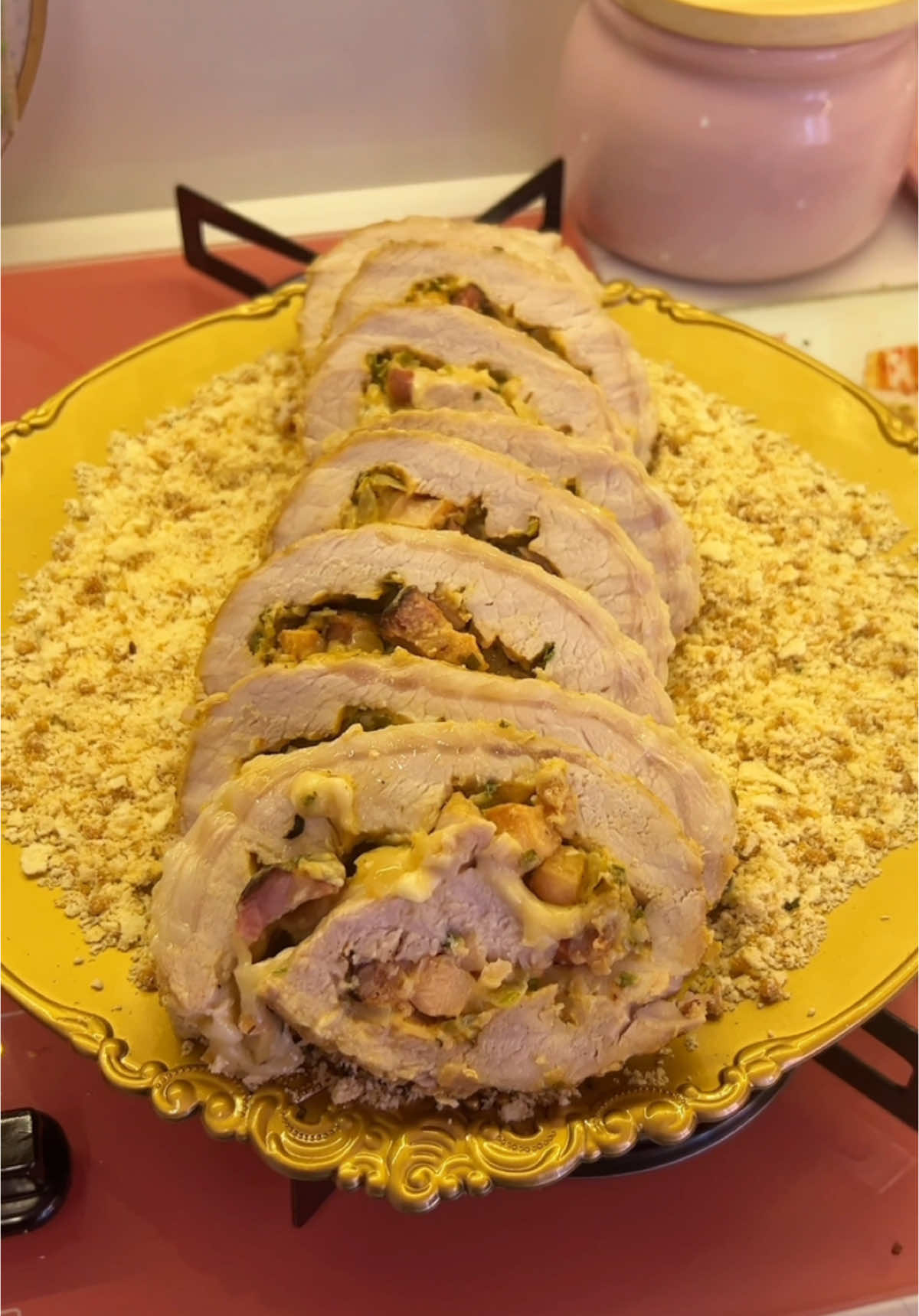 🎄🥩 O pernil recheado que vai ser a estrela da sua ceia de Natal! ⭐ Sabor, suculência e aquele toque especial que só essa receita tem. Já salva pra fazer aí também! 🔥🎅 #receitas #natal #pernilrecheado #foryoupagе #fyp 