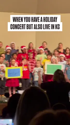 An incredible rendition of Rudolph the Red-Nosed Reindeer. 😂 🎥 @ᴀᴍᴀɴᴅᴀ🤍📚 #nfl #football #chiefskingdom #patrickmahomes #quarterback #holiday #rudolphtherednosereindeer #kidsholidays #chiefs 