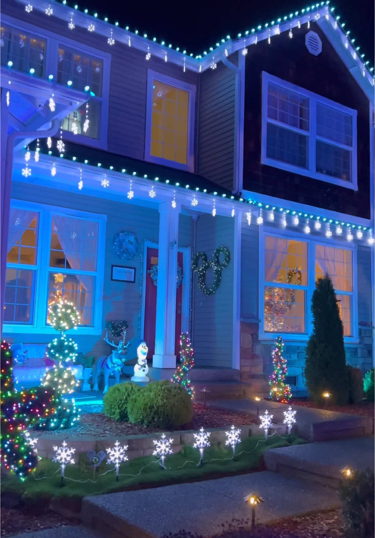 Merry Christmas and Happy Holidays from our family to yours ❤️ #disney #disneyland #disneyworld #disneyhouse #disneyhome #cinderella #thelittlemermaid #christmas 