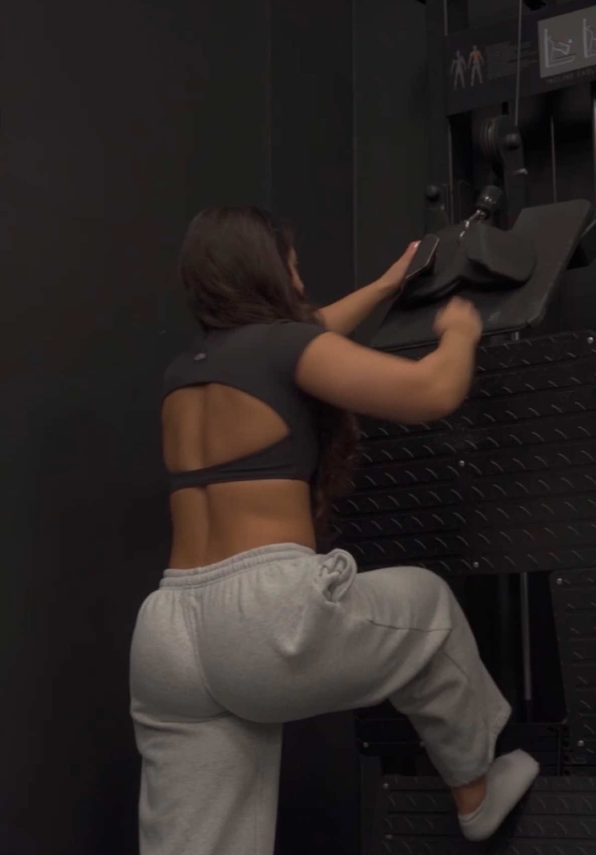 joggers + crop top combo for back day 🤝🏼 #fyp #gym #GymTok #back #backworkout #fashiontiktok #famosos #foryoupagе #smallwaist #gymgirl #bulk #gymtips #gymhelp #form #upperbodyday #backlesstop 