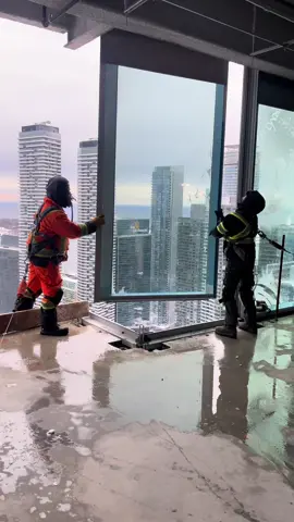 #constraction #work #Glaziers #installer #cntower #canada #glass #glasses #tower #toronto #union #unionstation #cntowertoronto #141bay 