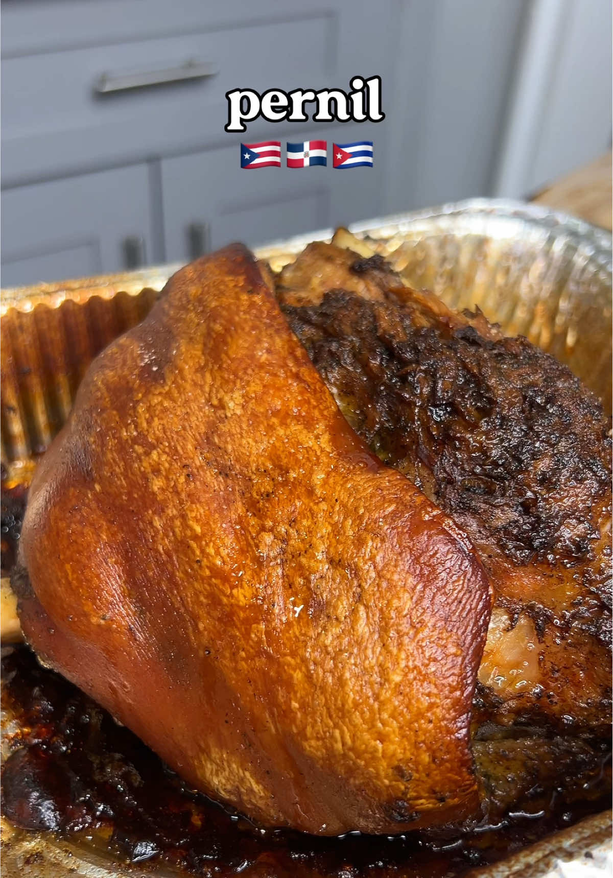 Receta de Pernil 🇩🇴🇵🇷🇨🇺👇🏽 Si has estado buscando la receta perfecta de pernil para las fiestas, ¡aquí la tienes! Ingredientes: •	Hombro de cerdo (pernil) •	Ajo •	Orégano dominicano •	Sal •	Pimienta negra •	Adobo •	Pimentón •	Sofrito •	Aceite de oliva •	Limón Instrucciones: •	Separa la piel del pernil y haz agujeros por todo el cerdo. Limpia el pernil con limón, vinagre y agua. •	En un pilón, machaca mucho ajo con orégano dominicano. En un bol, mezcla el ajo y el orégano con sal, pimienta negra, adobo, pimentón, sofrito y aceite de oliva. •	Unta este adobo por todo el pernil, asegurándote de sazonar dentro de los agujeros. Seca la piel y espolvorea sal por encima. •	Deja marinar por 24 horas. Antes de hornear, destapa el pernil, seca la piel nuevamente y cúbrelo con papel de aluminio. Hornea a 330°F (165°C) por 3 horas, luego quita el papel de aluminio y hornea a 450°F (230°C) por 1 hora para que la piel quede crujiente. •	Sirve con arroz con guandules, pastelón, aguacate y una deliciosa salsa para poner encima. [ receta fácil de pernil, cómo hacer pernil, pernil dominicano, recetas para las fiestas, pernil navideño, pernil puertorriqueño, pernil cubano] #pernil #comidacriolla #recetasnavideñas #recetaslatinas #recetafácil #cocinaconGi #comidapuertorriqueña #recetadepernil #comidadominicana #comidacubana 