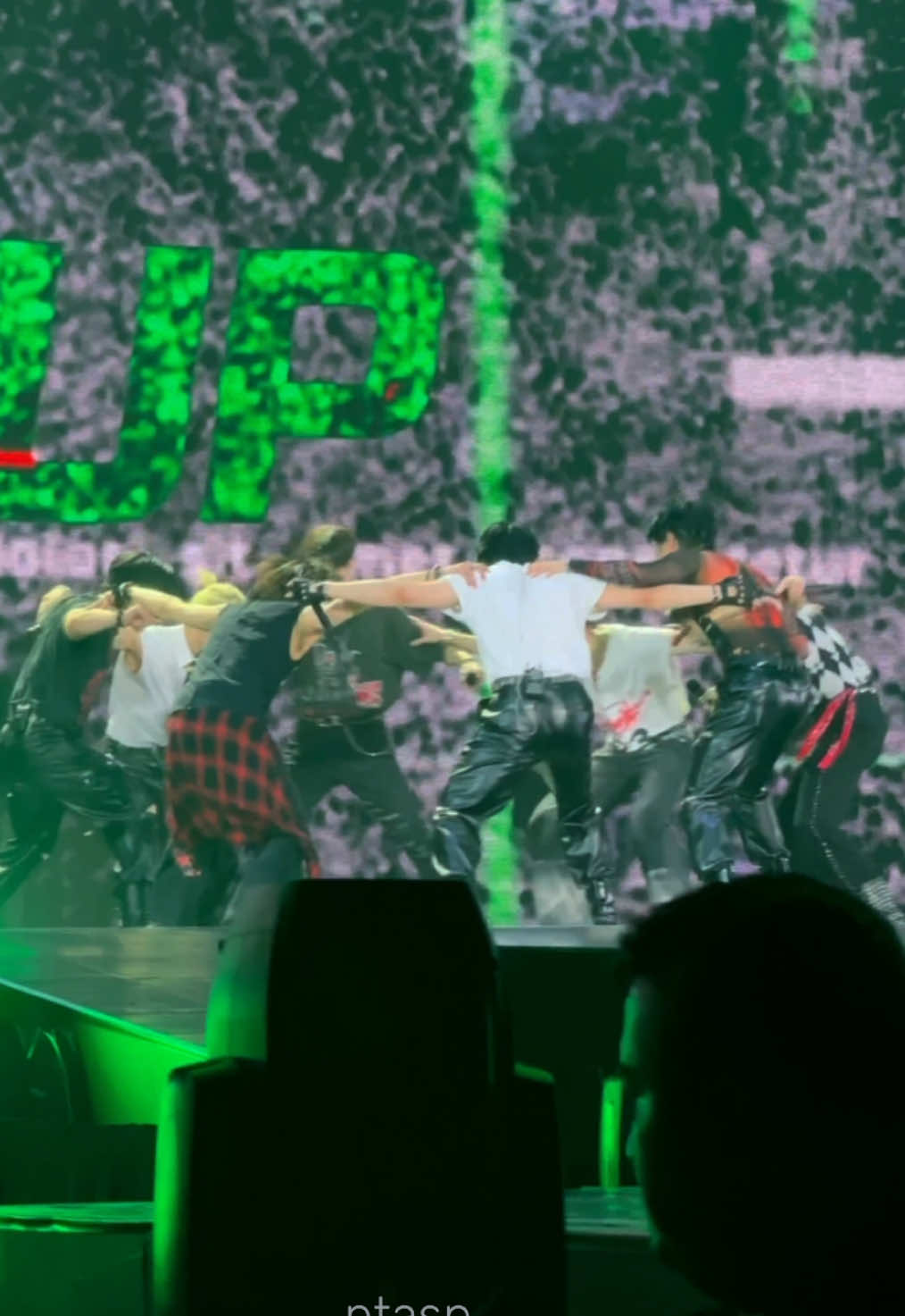 This circle of friendship dance, always gets me teary.. oh straykids how you’ve grown 🥹 social path Dominate Jakarta 211224 #dominate_jakarta #straykids #bangchan #leeknow #changibn #hyunjin #han #felix #seungmin #jeongin #IN 