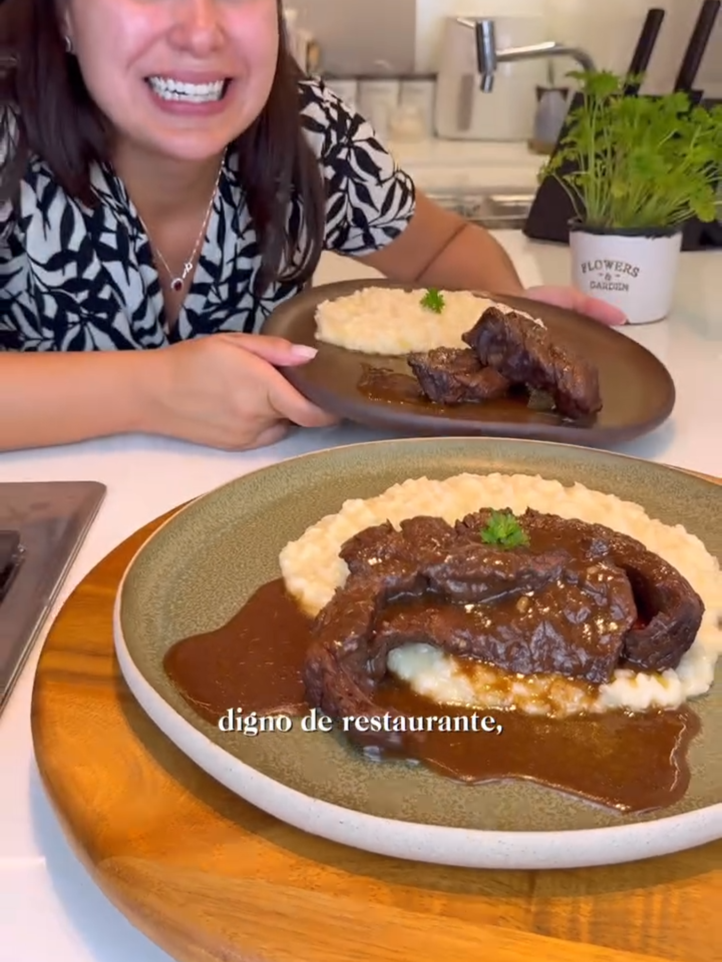 Prato de restaurante em casa! 🥩 Fraldinha braseada com risoto parmegiano 😮‍💨🤤 Surpreenda a todos com essa receita maravilhosa e super fácil de fazer! Pra cortar a carne, usamos as incríveis facas suíças SIGG, e você também pode, mas corre 🏃‍♀️ A promoção dos Selinhos de Desconto do @supernosso está acabando e só vai até o dia 22/09, então não perde tempo e garanta já a sua com desconto! INGREDIENTES (4 pessoas): Fraldinha -1 peça de frandinha (aprox. 1kg) -Sal e pimenta do reino à gosto -1 cebola média picada -2 dentes de alho picados -1 colher de café de páprica picante -1 folha de louro -1 xícara de vinho tinto -2 xícaras de água Risoto -1 xícara de arroz arbóreo -1 colher de sopa de azeite -1/2 cebola média picada -1/2 xícara de vinho branco -750ml de caldo de legumes -1/2 xícara de queijo parmesão ralado -Sal e pimenta do reino à gosto -1 colher de sopa de manteiga Já envia esse vídeo pra inspirar um amigo a cozinhar como um chef 🔪 Créditos: ocasaldebh