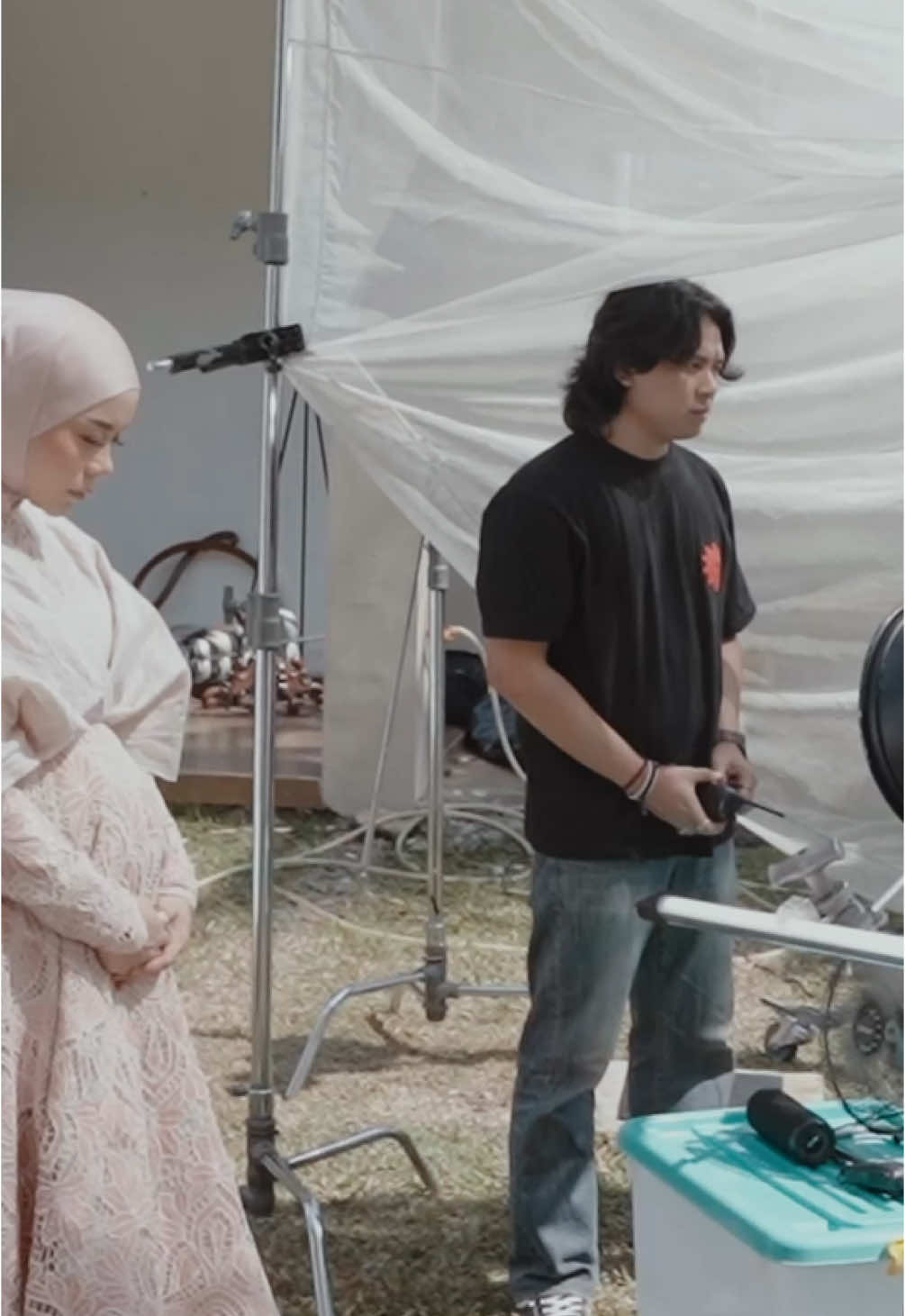 Meski saat syuting engap banget, tapi Alhamdulillah, berjalan dengan lancar.  Siapa yang relate sama lagunya, bagikan kisah kamu di kolom komentar ya. Jangan lupa dengerin lagunya juga setiap hari. #Lesti #SatuSatunyaPermaisurimu #MusikDiTiktok #TiktokTainment #RisingOnTiktok