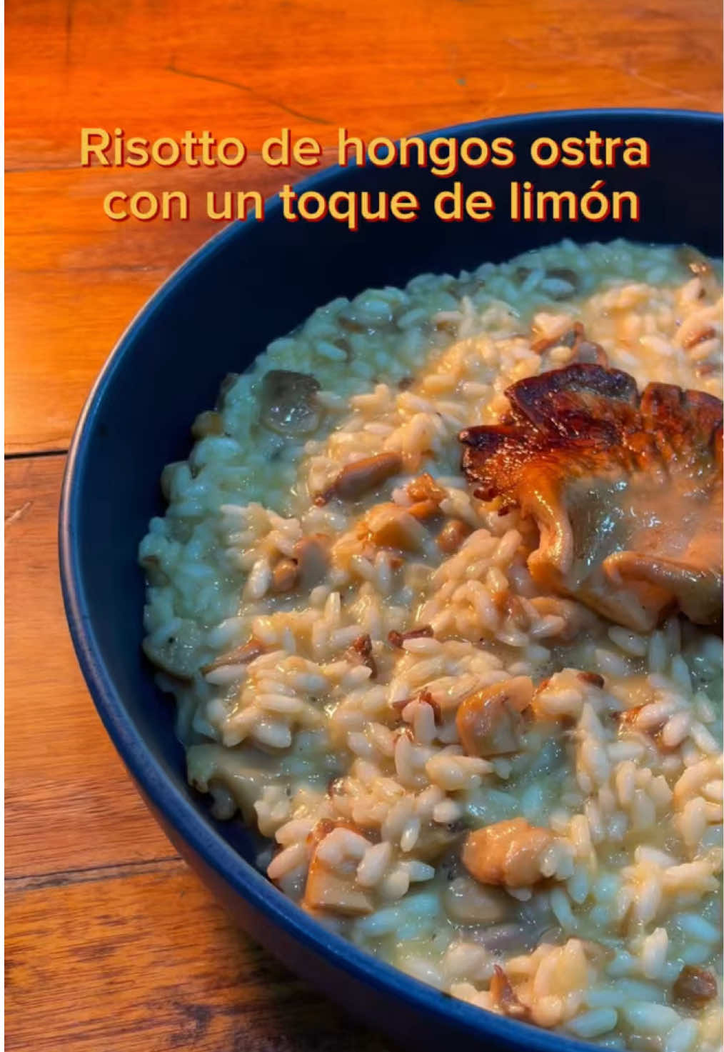 Un risotto cremoso y lleno de sabor: hongos ostra salteados, queso parmesano y un toque de limón para realzar los sabores. 🍋🍄 Aprende a prepararlo y sorprende en la mesa con este clásico italiano. Ingredientes: 	•	1 taza de arroz arborio. 	•	300 g de hongos ostra (250 g para el risotto y 50 g para decorar). 	•	4 tazas de caldo de pollo, caliente. 	•	1 cebolla pequeña, finamente picada. 	•	2 dientes de ajo, picados finamente. 	•	3 cucharadas de mantequilla (divididas). 	•	2 cucharadas de aceite de oliva. 	•	1/4 de cucharadita de jugo de limón. 	•	1/2 taza de queso parmesano rallado. 	•	Sal y pimienta al gusto. #Risotto #CocinaFácil #RecetasRápidas #CocinaCreativa #HongosOstra #ComidaConSabor#costarica🇨🇷 #testkitchen 