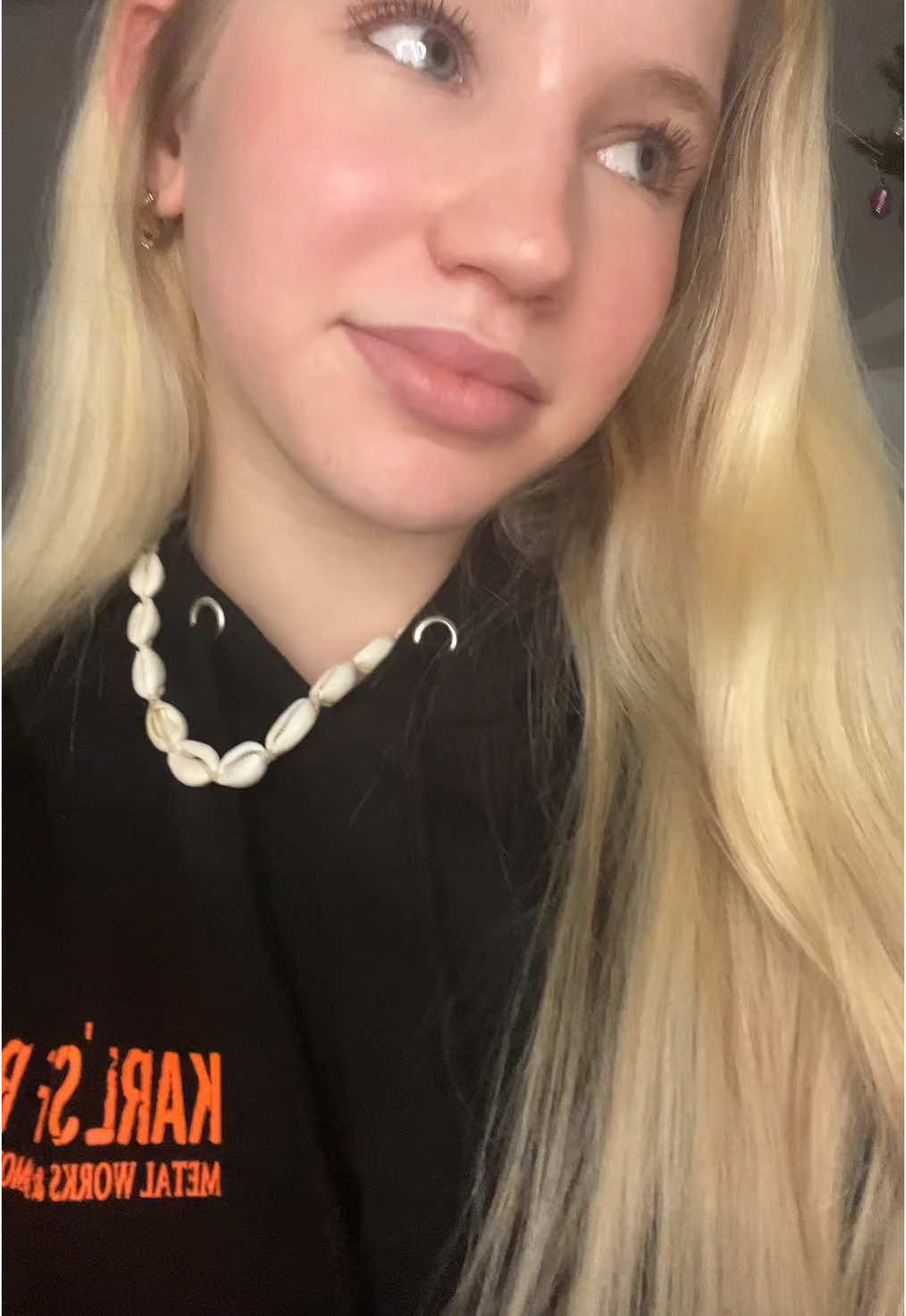 Happy Christmas Eve Eve! #fyp #fypp #foryou #fypage #forypupage #tiktok #tt #viral #trend #trends #trending #sound #friends #song #christmas #christmaseve #christmaseveeve #girl