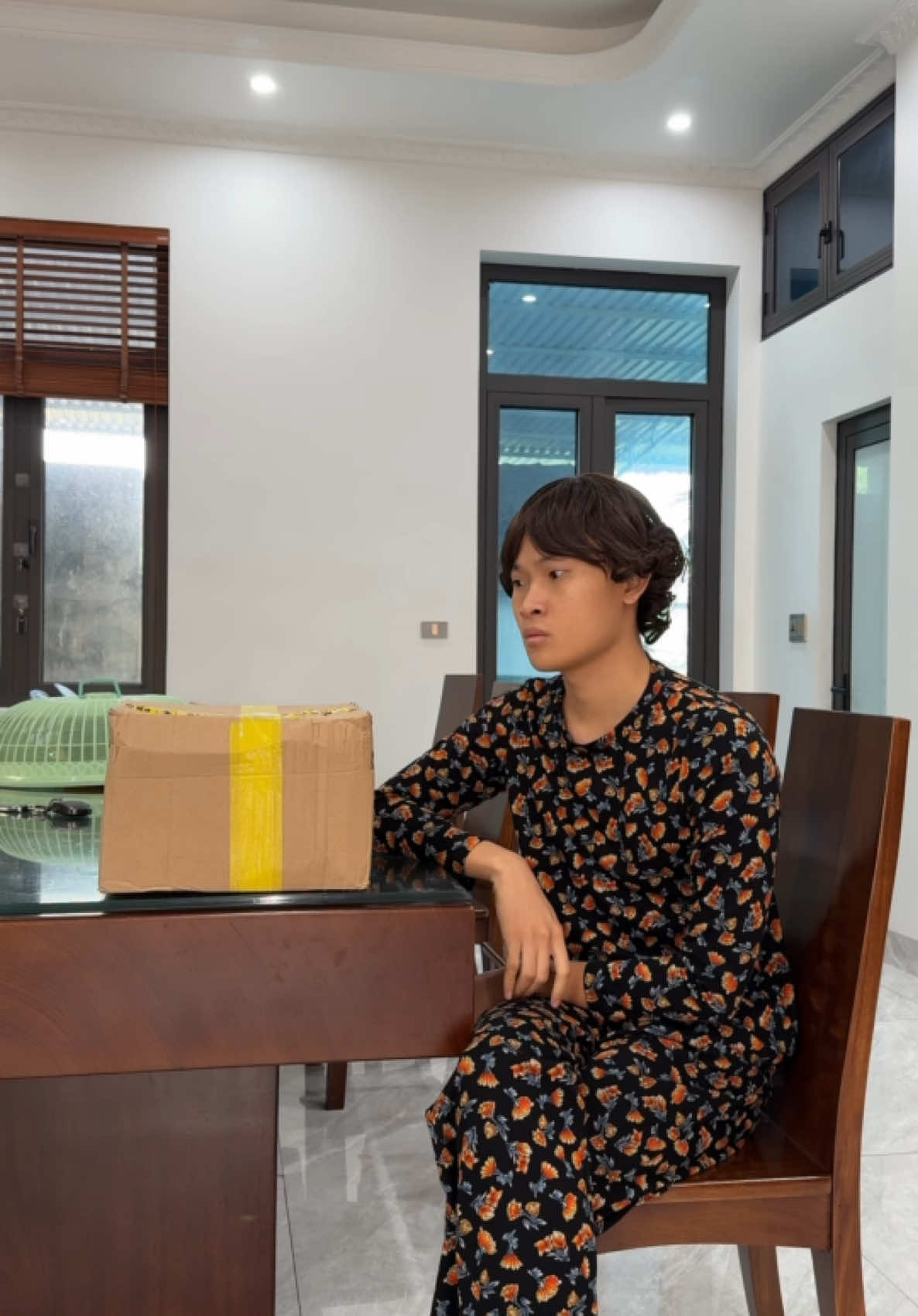 Có thùng hàng lạ nhờ con dịch tiếng anh  kiểu #dotiendat #TeacherBeeAI 