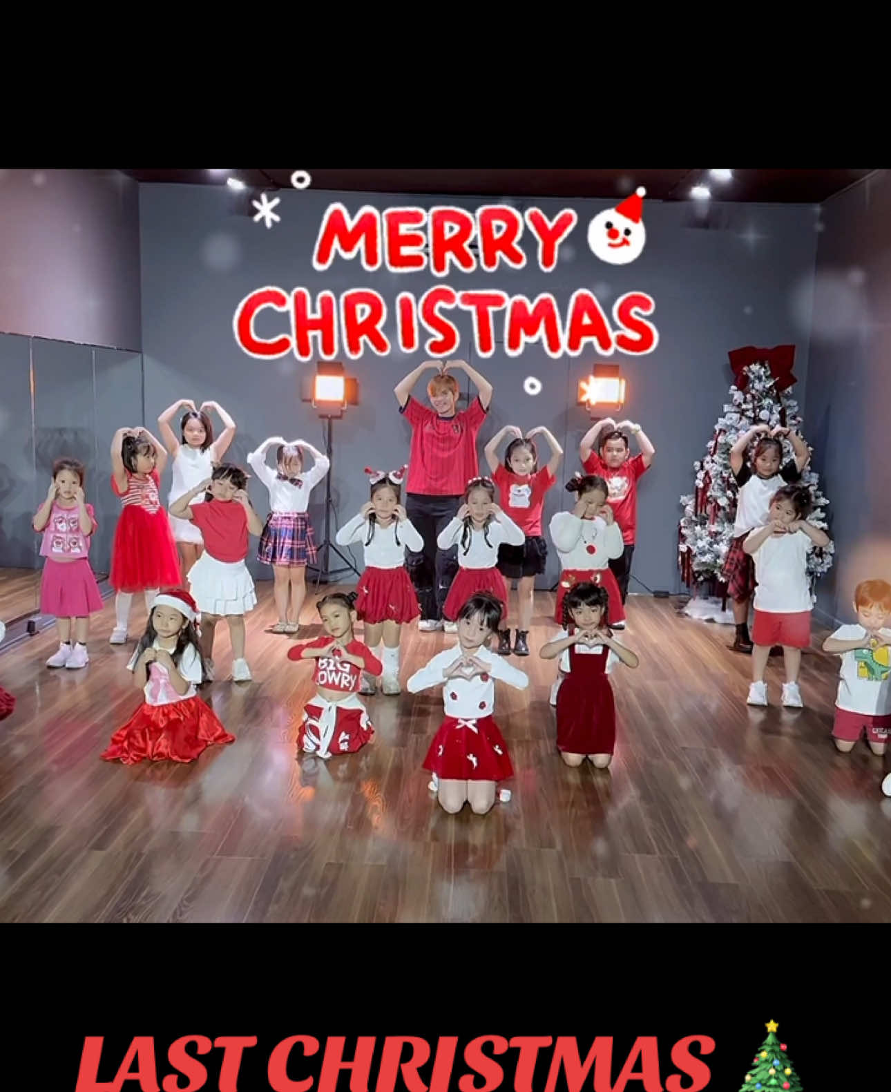 Merry Christmas Everyone 🫶🏻🎁🎄 @Ken Vo #bobodancestudio #kiddanceclass #christmasday 