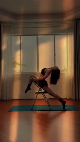 chân để lên ghế nó đau á 😂 k thẳng chân dc 🤭thử 1 lần thôi 😂 #yoga #asana #theluc #gianco #tuyetxitinyoga #tuyetxitinyoga #thangbang 