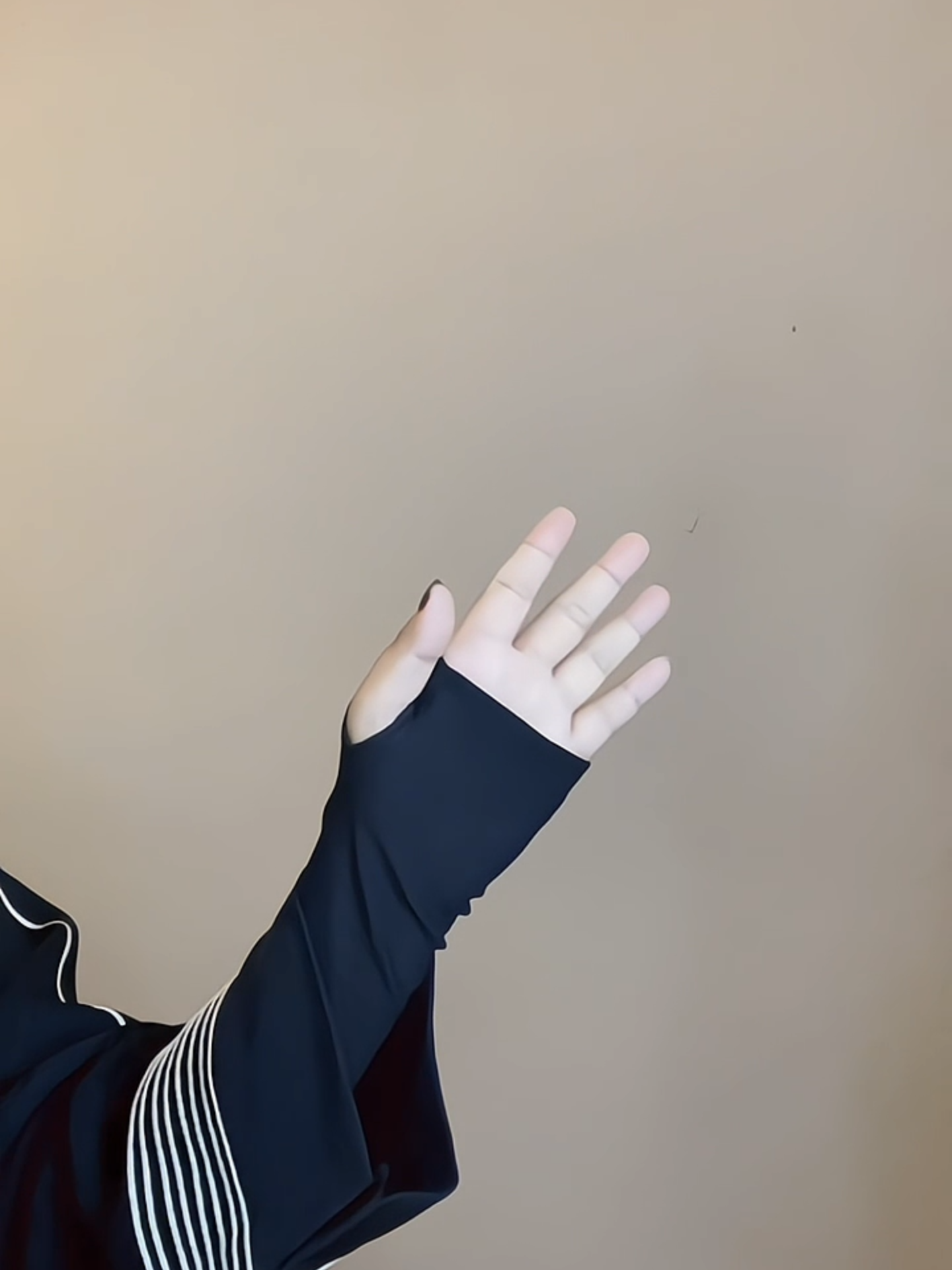 Kemarin ada yang nanyain gimana sih cara pakai manset jempol atau buat apa ya manset jempol itu?🤔 Ini niihh guys cara pemasangan manset jempol dan fungsinya untuk menutupi bagian telapak dan pergelangan tangan kita ya🥰 #handshock #handshockmuslimah #mansetjempol #mansettangan #mansetmuslimah #wanitamuslimah #wanitamuslim #hijabstyle #aksesorishijab #alenathelabel