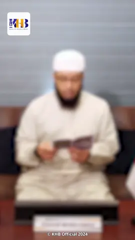 ▶️ *APAKAH ORANG MATI BISA MENDENGAR DOA KITA?* 📡 Simak Kajian Selengkapnya: https://youtu.be/w7o5w2V4T9Y Dalam Islam, orang yang telah meninggal dunia tidak bisa mendengar doa atau perkataan kita. Allah ﷻ berfirman: اِنَّكَ لَا تُسْمِعُ الْمَوْتٰى وَلَا تُسْمِعُ الصُّمَّ الدُّعَاۤءَ اِذَا وَلَّوْا مُدْبِرِيْنَ   “Sesungguhnya engkau tidak dapat menjadikan orang yang mati dan orang yang tuli dapat mendengar seruan apabila mereka telah berpaling ke belakang.” (QS An-Naml [27]: 80) Jadi, mari kita fokus berdoa kepada Allah ﷻ untuk kebaikan mereka, memohon ampunan, dan memberikan amal jariyah atas nama mereka. Semoga kita semua diberi pemahaman yang benar. Allahumma amin. Allahu Ta'ala a'lam bish-shawab. ____ Dari Abu Mas’ud Radhiyallahu ‘anhu ia berkata bahwa Rasulullah ﷺ bersabda, “Barang siapa menunjukkan suatu kebaikan, maka ia akan mendapatkan pahala seperti pahala orang yang melakukannya.” (HR Muslim: 1893) ♻️ Silakan disebarluaskan. 🚫 Dilarang menambah dan mengurangi isi poster/video ini tanpa izin. #khalidbasalamah #khalidbasalamahofficial #ustadzkhalid #ustadzkhalidbasalamah 