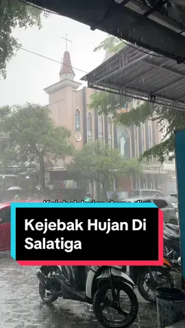 Kejebak hujan deras di Salatiga itu hawanya kenapa jadi kangen ya.