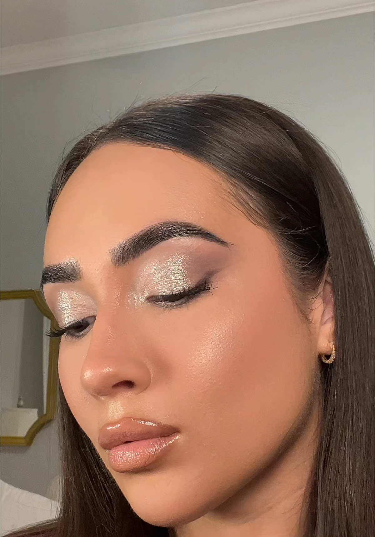 Cool toned looks >> used the @Huda Beauty icy palette🩶 #makeup #makeuptok #makeupproducts #glammakeup #glowymakeup #dewymakeup #eyeshadowtutorial #eyeshadow #pinterestinspo #pinterestmakeup #makeupinspo #cooltonedmakeup #cooltone #hudabeauty #makeuptutorial 