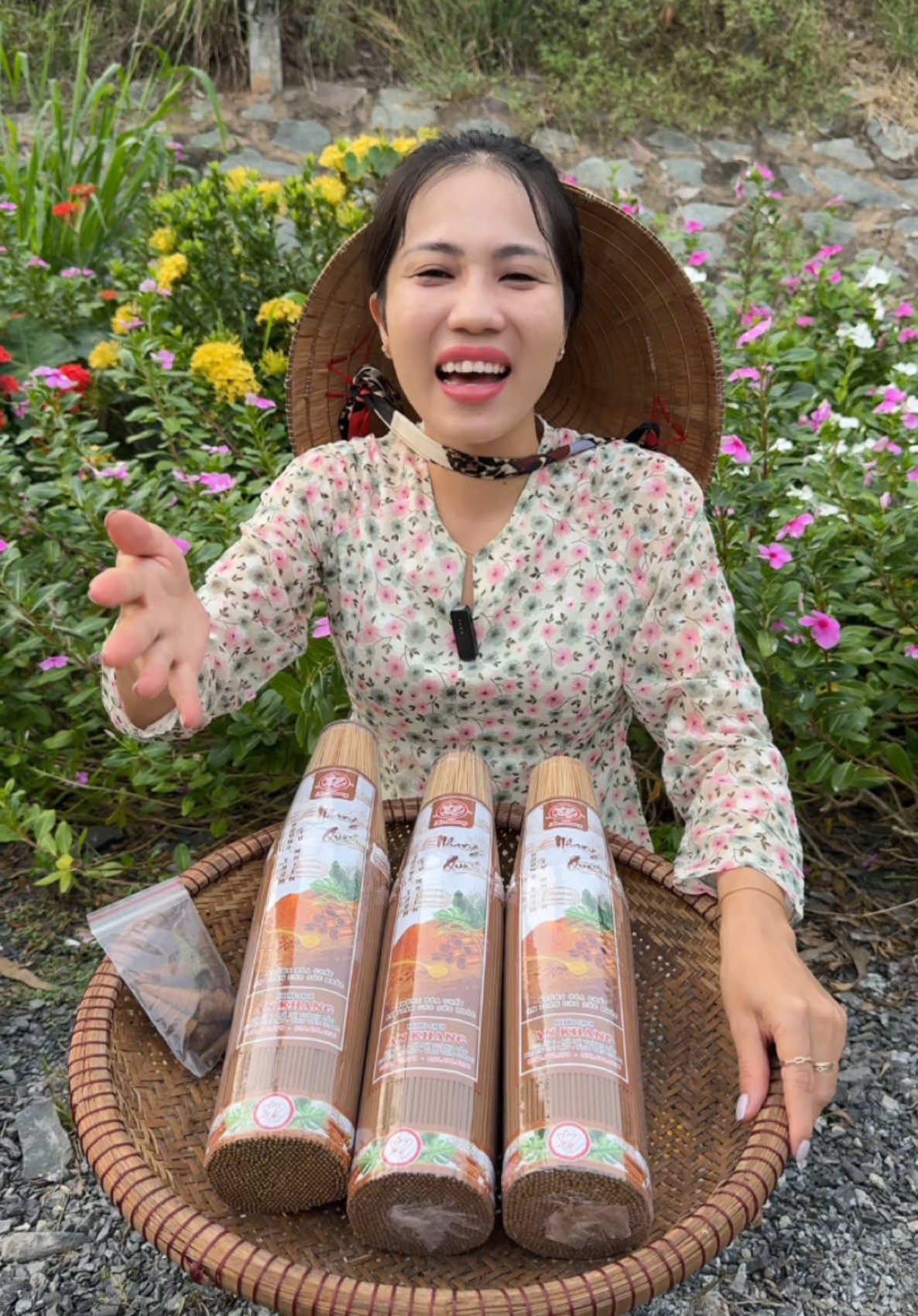 Nhang quế sạch nhà An Khang, đốt thơm dễ chịu mà còn thanh tẩy sạch sẽ nhà cửa. Giá đang được ưu đãi cho dịp Tết #tet #nhangsach #nhanhque #nhangquesach 