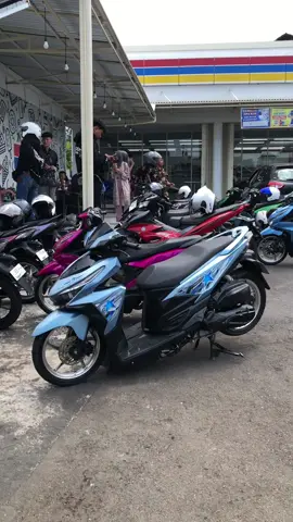 Bingung mo uploud motor masii gini” aja😌#vario #vario125 #ogahjinjit #fouryourpage #beranda #utamakanfitment #wargahehe #ogahjinjitstyle #ledoldgank #pusingdahlu 