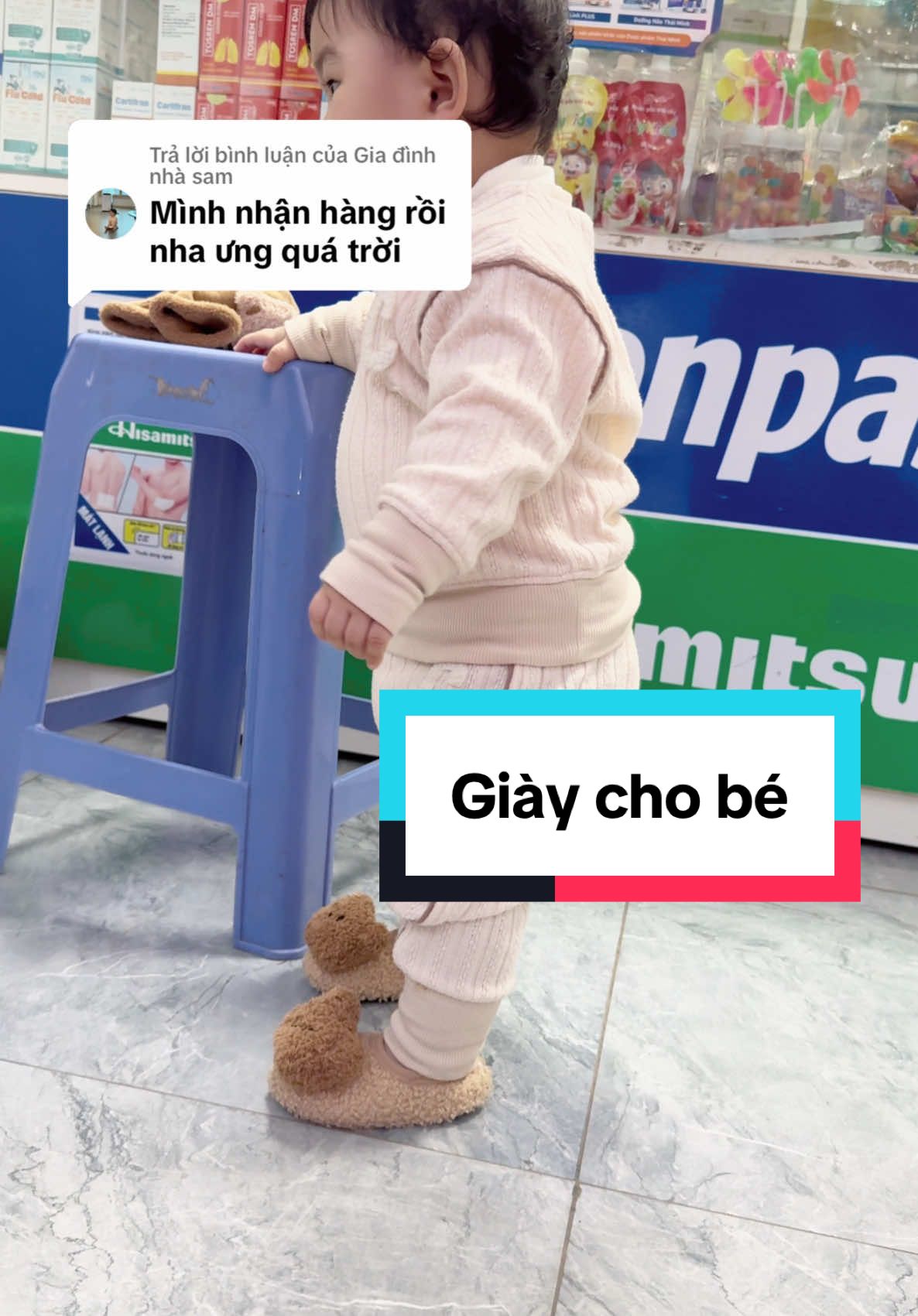 Trả lời @Gia đình nhà sam giày ôm chân, có chống trơn trượt, cuteee thế này cơ mà các mẹ oiii