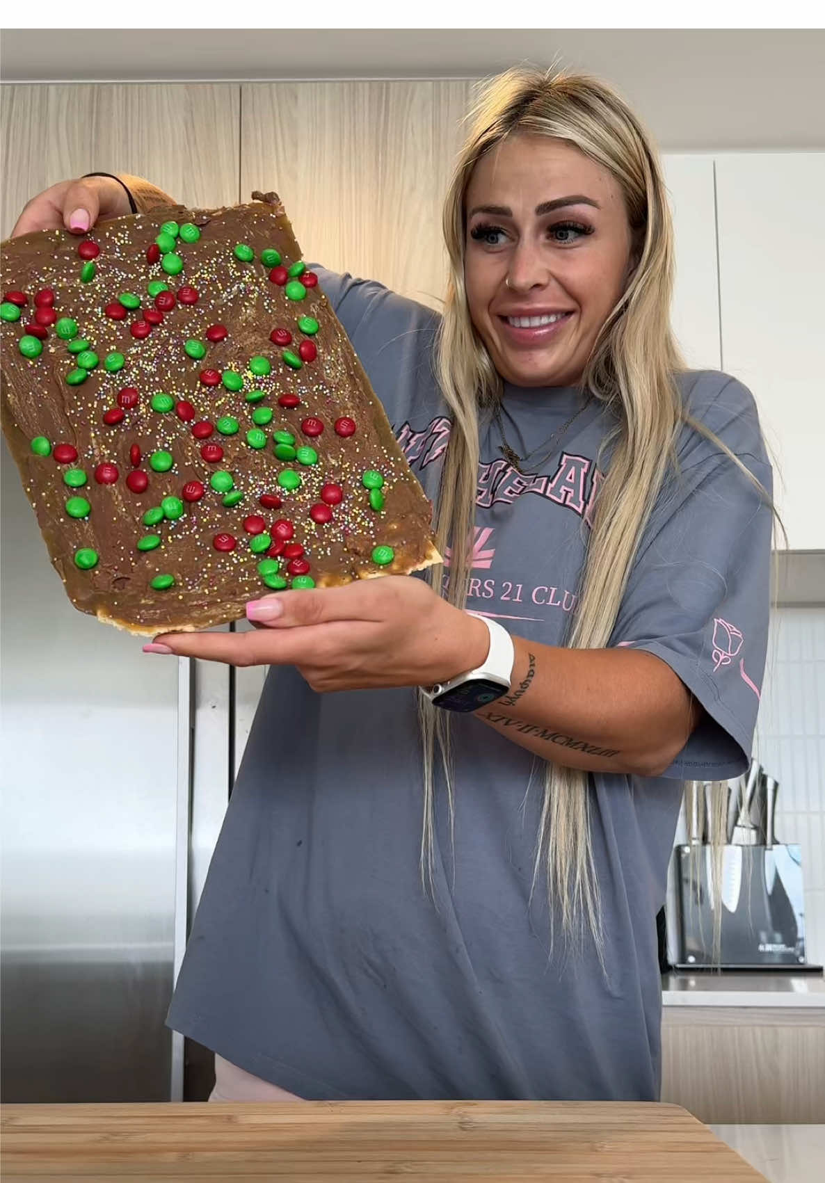 Lets make xmas crack🎄✨🍫 (had to do gluten free for my friend!)  -Crackers -200g of butter  - 1 cup brown sugar  - 1 block chocolate - M& ms to decorate  #fyp #foryou #christmascrack #christmastiktok #christmasbaking #sweettreats 