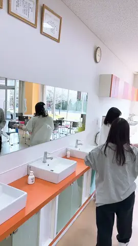 ✨🏫12/20 終業日に大掃除をしました！🧹✨ 学生たちが心を込めて教室や実習室をピカピカに。 一年間の感謝の気持ちを込めて、みんなで頑張りました！ その様子を動画にまとめましたので、ぜひご覧ください📽️😊 💻**オンライン学校説明会 開催中！**💻 【日　程】12月23日（月）～27日（金）の5日間 【時　間】14：00～14：30（30分） 【開催方法】Zoomを使ったオンライン配信 お家からでも簡単に参加でき、学校の魅力をたっぷりお伝えします✨ 📋願書受付中📋 夢への第一歩を踏み出すなら、今がチャンス！ #看護専門学校 #願書受付開始 #未来の看護師へ＃看護師になりたい#受験生応援#将来の夢#看護学生の日常#福岡水巻看護助産学校