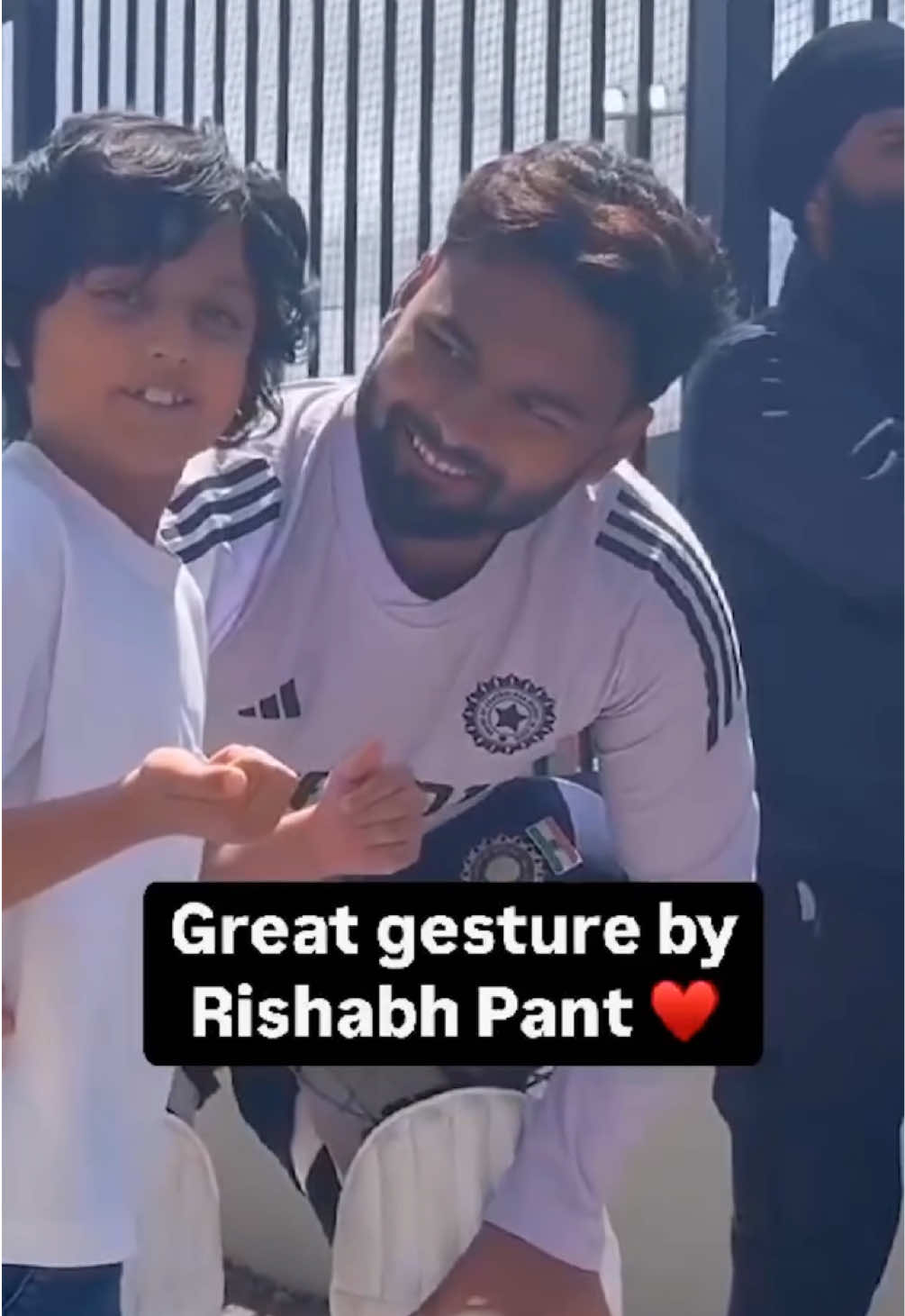 Rishabh Pant’s heartwarming gesture! 🏏❤️  True sportsmanship at its finest. 🌟  #Wicketbuzz #RishabhPant #CricketSpirit #Cricket #Sportsmanship #IndianCricket #CricketFans #CricketHighlights #Respect #TeamIndia #CricketLove Video © goes to real owner 🙏❤️
