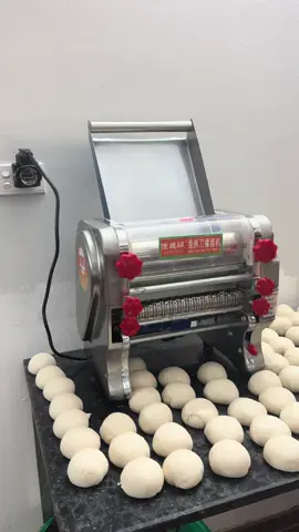 Máy cán bột bánh bao, bánh pizza , bánh gối…. Bánh gì cũng được #tieubachduong #xuhuong #xuhuongtiktok #maycanbot 