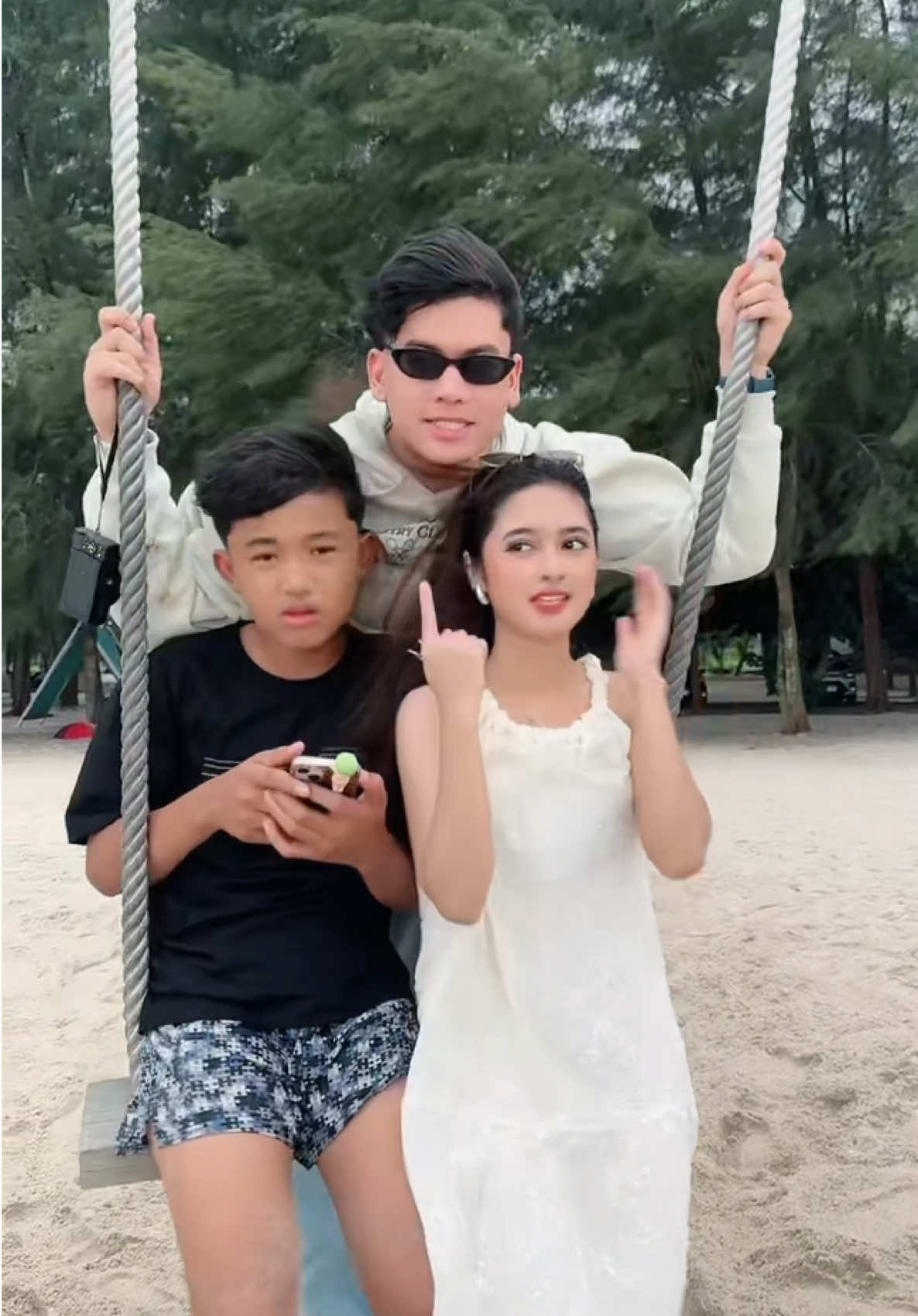 Auladi sibuk nengok hp dinda