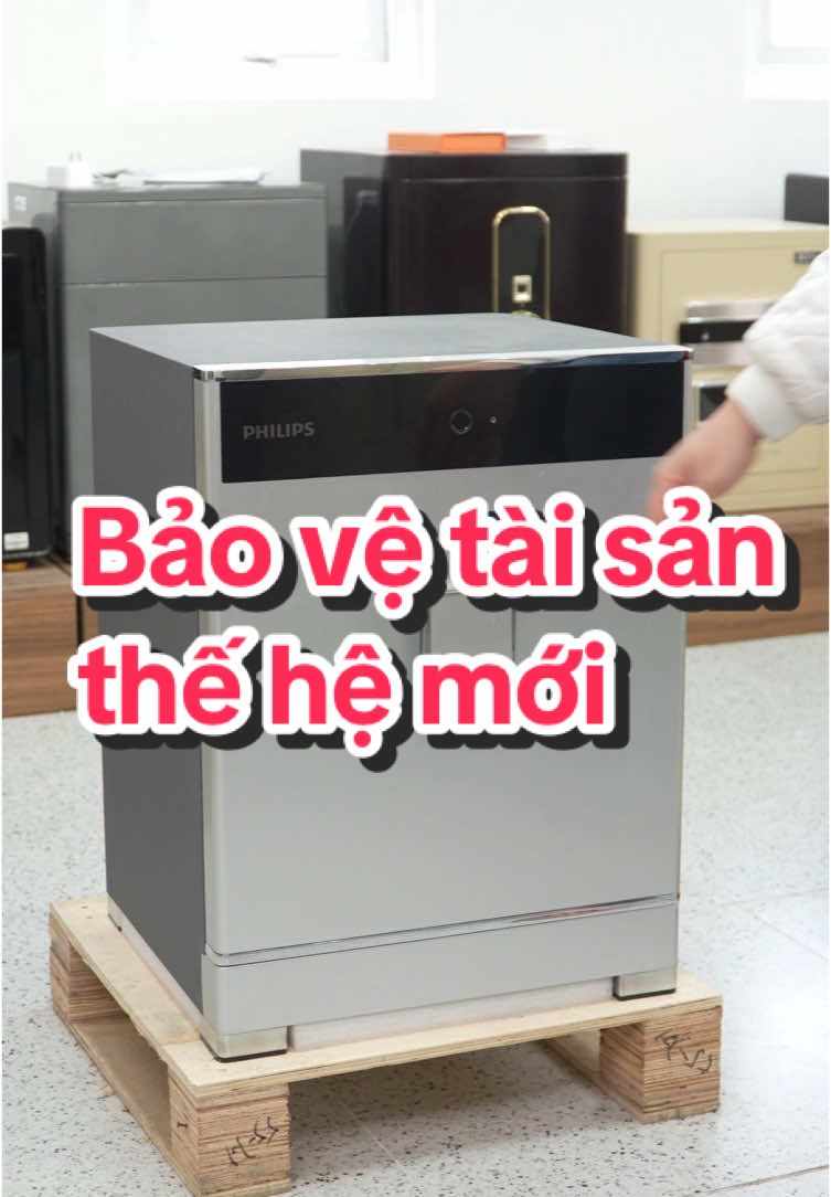 Két Sắt Thông Minh Philips SBX701-5B0 là dòng sản phẩm két sắt cao cấp với thiết kế hiện đại, an toàn và bảo mật tuyệt đối.  Sử dụng công nghệ khóa vân tay và mã điện tử, két sắt này cho phép mở khóa mà không cần chìa khóa, giúp bảo vệ tài sản của bạn một cách tối ưu.  Két được làm từ thép đúc hợp kim chắc chắn, chống khoan cắt, cạy phá hiệu quả. Sản phẩm có hệ thống cảnh báo bất thường và báo động khi bị rung lắc, cạy phá hoặc nhập sai mật mã nhiều lần. Với hệ thống khóa vân tay 360 độ và khả năng lưu trữ 30 vân tay, Philips SBX701-5B0 là lựa chọn hoàn hảo cho gia đình, văn phòng và doanh nghiệp. Kích thước nhỏ gọn nhưng không kém phần rộng rãi, phù hợp với mọi không gian sử dụng. Két sắt Philips SBX701-5B0 chính là lựa chọn thông minh để bảo vệ tài sản giá trị của bạn. #ketsat #ketsatnhapkhau #ketsatphilips 