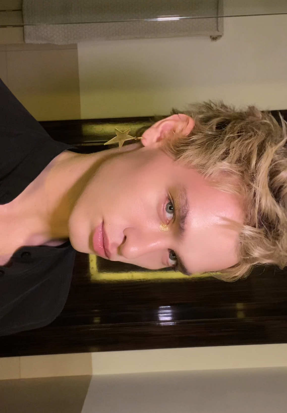 @rabanne i like this metalic liquid eyeshadow 🤤 • #menmakeup #makeup #mensfashion #menstyle #beauty #men #mua #makeupformen #MakeupRoutine #makeupaddict #makeupmen #makeupoftheday #makeuptutorial #makeuplooks #makeupideas #makeuplover #makeuplook #malemakeup #boymakeup #menthatblend #cosmetics #model #instagood #fashion #makeupbyme #dailymakeup #rabanne 