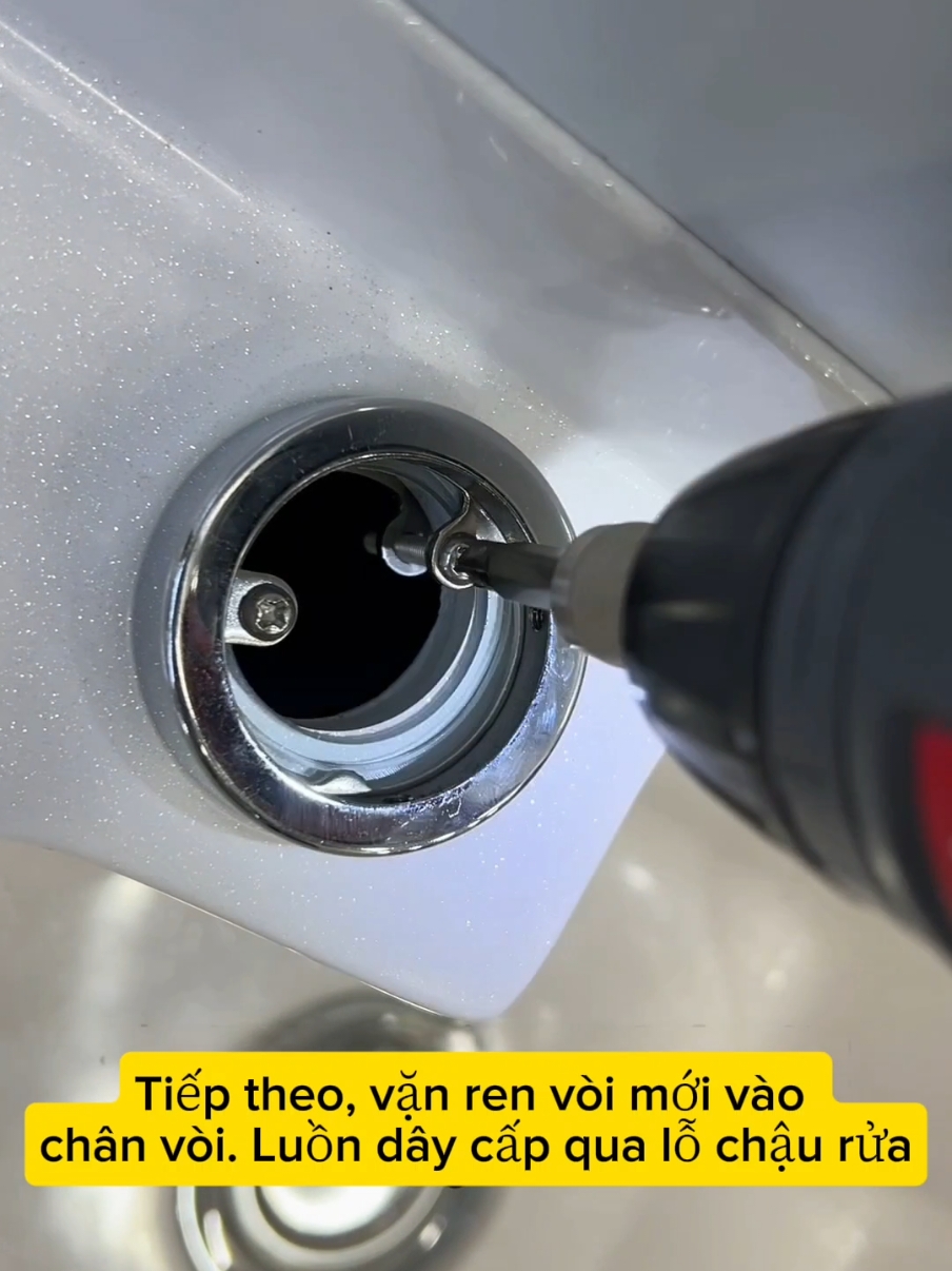 Chân vòi chậu rửa thông minh. Bắt cực chặt. Lắp ngược từ trên mặt bàn, không cần chui xuống gầm chậu để lắp.