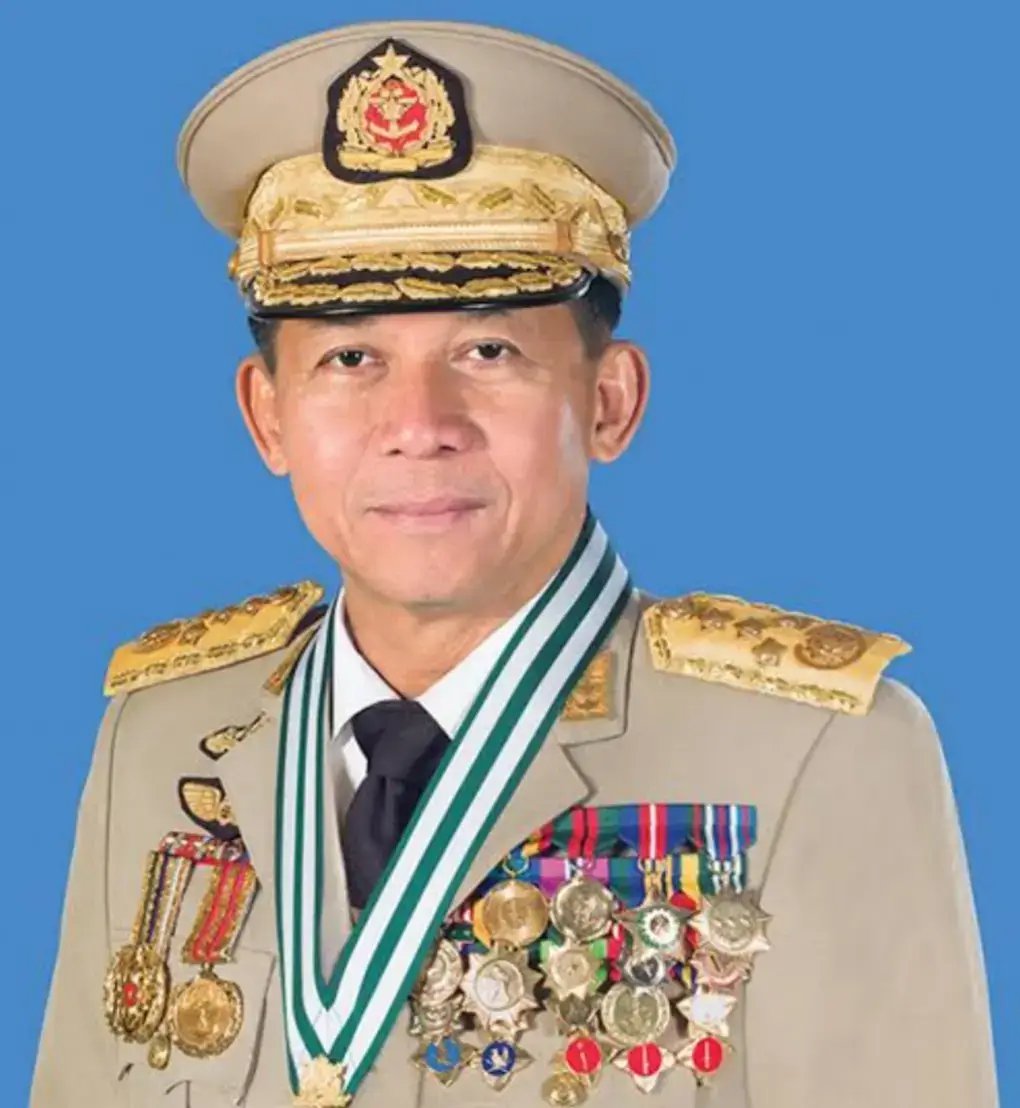 သို့  ဗိုလ်ချုပ်မှူးကြီးမင်းအောင်လှိုင် တပ်မတော် ကာကွယ်ရေးဦးစီးချုပ် ယာယီသမ္မတ ပြည်ထောင်စု သမ္မတမြန်မာနိုင်ငံတော် ရက်စွဲ ဒီဇင်ဘာလ ၂၄ ရက် ၂၀၂၄ခု နှစ် အကြောင်းအရာ  (၁)တပ်ချုပ်ကြီးနှင့် ယာယီသမ္မကြီး အနေဖြင့် လက်ငင်းနိုင်ငံတစ်ဝှမ်းဖြစ်ပေါ်နေသော ပြသနာကြီးများအား  သိရှိပြီး အမှန်ကန်ဆုံးဆုံးဖြတ်ချက် ချမှတ်နိုင်ပါရန်  အသိပေးရှင်းလင်းတင်ပြခြင်း  တပ်ချုပ်ကြီးနှင့် ယာယီသမ္မတကြီးခင်ဗျား  မနေ့က ၂၃ ဒီဇင်ဘာက အမြန်လမ်း ၃၁၈ မိုင်သို့ တက်လာပြီး လူထုကိုဝါဒဖြန့်လိုက်သော  နွားထိုးကြီး PDF ကိုအမြန်ဆုံး အမှုန့်ကြိတ်ပြာချ ပစ်ရန် လိုနေပါပြီ  ကွက်ပြည့်နင်းပြီး  အသေရရ အရှင်ရရ အမြန်လုပ်ပါ  မလုပ်လျင် နေပြည်တော်  သပြေကုန်းစျေးထဲတွင် PDF များ တရားလာဟောတာမျိုး  ဖြစ်လာနိုင်ပါသည်  သမ္မတကြီးခင်ဗျား  ထာဝရမိတ်ဆွေမရှိ ဆိုသည့်စကားသည် ကျောက်ခေတ်မှသည်  ယနေ့အထိမှန်ကန်နေပါသည် ကျွန်တော်တို့ မြန်မာပြည်၏ လက်ငင်း အနေအထားတွင်  သူပုန်များအားလုံးသည်  မတူကွဲပြားမှုများကြောင်​့  အလုံးစုံ မညီညွတ် လက်မတွဲနိုင်ကြသေးသော်လည်း  သူတို့၏ဘုံရန်သူမှာ မြန်မာ့တပ်မတော်နှင့် တပ်ချုပ်ကြီးအား ဘုံရန်သူသတ်မှတ်ပြီး တိုက်နေခိုက်နေကြပါသည်  ကျွန်တော်တို့  မြန်မာ့တပ်မတော်ဖက်ကလည်း  ဘုံရန်သူမှာ မည်သူနည်း  အဓိကနံပါတ်တစ်ရန်သူမှာမည်သူနည်း  နံပါတ်နှစ်ရန်သူမှာ မည်သူနည်း  အဓိက စစ်မျက်နှာကို  သတ်သတ်မှတ်မှတ်ဖိတိုက်မှရပါတော့မည်  ယခုလို တိုင်းပြည် ဒုက္ခပင်လယ်ဝေနေချိန်တွင်  UWSA အား တပ်မတော်ဖက်မှ စစ်ကူတိုက်ပေးမည်လား ရန်သူလား မိတ်ဆွေလား  မဟာမိတ်လား  အခြောင်သမားလား မေးမှရပါတော့မည်.  အကယ်၍ UWSA သည် တပ်မတော်ဖက်မှ  စစ်ဝင်ကူတိုက်ပေးပါမည်ဆိုလျင်.  ဝပြည်နယ် ဟူ၍  စစ်ပွဲပြီးဆုံးအောင်နိုင်ပါလျင်  ပေးမည်ဟု လျှို့ဝှက်  ဖြစ်စေ ပုံစံတမျိုးဖြင့်  ကတိကဝတ်များ ဖြင့် အပေးအယူ လုပ်သင့်ပါပြီ  ရုရှ ဖက်ဒရေးရှင်းကဲ့သို့ ကမ္ဘာအဆင့် ၂ စစ်အင်အားဆိုသည့်  နိုင်ငံကြီးပင်လျင် အာရှအရှေ့ဖျားနိုင်ငံတစ်ခု မှ စစ်သား ၂သောင်းကျော်ခန့်  ခေါ်ယူပြီး စစ်တိုက်နေရသည်က အကောင်းဆုံး ဥပမာပါ  စစ်တိုက်သည်ဆိုသည်မှာ  နိုင်ဖို့သာအရေးကြီးပါသည်  ဘယ်လိုတိုက်တိုက်  နိုင်ဖို့သာအရေးကြီးပါသည်  စစ် နိုင်ရန်ဘာမဆို  လုပ်ရမည်သာဖြစ်ပါသည်  တပ်မတော်ဖက်မှ  ဝင်ကူတိုက်မည့်  မည်သည်​့  တိုင်းရင်းသားလက်နက်ကိုင်အဖွဲ့က ကတိကဝတ်များ အပေးအယူ လုပ်သင့်ပါပြီ  ရှမ်းပြည်ထဲသို့ ၁၉၄၉ နောက်ပိုင်း  ကျူးကျော်ဝက်ရောက်လာသော တရုတ်ဖြူကူမင်တန်များအား  ပြန်တိုက်ထုတ်ရာတွင်  တပ်မတော်သည်  ဆင်ဖြူရှင်  ဘ ဘ  စသောစစ်ဆင်ရေးများက  အဓိကဆိုသော်လည်း  ထိုအချိန်က ဦးနု အစိုးရနှင်​  မော်စီတုန်း တ်ို့  တရုတ်ပြည်သူ့သမ္မတနိုင်ငံအကြား လှို့ဝှက်ပြီး  မြန်မာပြည်နယ်နမိတ် ရှမ်းပြည်နယ် အရှေ့ခြမ်းထဲသို့ တရုတ်နီ PLA တပ်များအရေအတွက် သောင်းပိုင်းကို ဝင်ရောက်ခွင့်ပြုခဲ့ပြီး  တရုတ်ဖြူတပ်များအား ဝင်ရောက်တိုက်ခိုက်ခွင့် ပြုခဲ့သည့် အချက်ကို  တပ်ချုပ်ကြီး အနေဖြင့်  အလေးအနက်စဥ်းစား ဆင်ခြင်စေလိုပါသည် အခုအချိန်တွင်  ထိုဗျူဟာအခင်းအကျင်းမျိုး  တပ်မတော်မှ လုပ်သင့်ပါပြီ  တရုတ်ခြံထဲမှ ကြက်များ ထိမ်းမနိုင်သိမ်းမရဖြစ်နေသည့် ကို တရုတ်ပြည်အား  အကူအညီတောင်းပြီး  ထိမ်းသိမ်းခိုင်းသည့်နည်းလမ်းသည်  သာမာန်အခြေအနေတွင် မလုပ်သင့်သော်  လည်း.. ယခုကဲ့သို့  သာမန်မဟုတ်သည့်  အရေးပေါ်အကြပ်အတည်းကာလတွင် လုပ်သင့် ပါပြီဟု  အကြံပြုလိုပါသည်  တပ်မတော်နှင့် လက်တွဲမည့်   လက်နက်ကိုင်အဖွဲ့ ရှိလာပါက မဟာမိတ်သတ်မှတ်ပြီး  စစ်ပြီးကာလ .အခွင့်အရေးများ  ကတိကဝတ်များ ပေးပြီး လက်တွဲတိုက်သင့်ပါသည်  ၁၉၄၉ အင်းစိန်တိုက်ပွဲတွင် KNDO သည်  ဘုံရန်သူဖြစ်လာသည့်အတွက် ရန်သူဖြစ်ခဲ့ကြသော ခရမ်း သုံးခွ  တွံတေး  ဒလဖက်ကမ်းမှ  ရဲဘော်ဖြူ များက တပ်မတော်ဖက်မှ ကူညီခဲ့သည့်  အဖြစ်မျိုး လည်း . ထိုနည်းကို ပြန်လည်အသုံးပြုသင့်ပါသည်  ဥပမာ  အညာ ဗမာ PDFများထဲမှ  ယခုအချိန် တပ်မတော်ဖက်မှ  ကူညီတိုက်ခိုက်မည့်အဖွဲ့များ ပေါ်လာပါက  လွတ်ငြိမ်းချမ်းသာခွင့်ကြေညာပြီး  ဘုံရန်သူ AA အား ဘုံရန်သူများအား တိုက်ခိုက်ရန် ကမ်းလှမ်း စေချင်ပါသည်  တော်လှန်ရေးကောင်စီ၏ ၁၉၆၃ တောတွင်းရောက်  လက်နက်ကိုင်များအား  ငြိမ်းချမ်းရေးကမ်းလှမ်းချက် သည်  အပြည်အဝ  မအောင်မြင်ခဲ့သော်လည်း  ပဲခူးရိုးမှ အတွင်း ဗကပ ဌာနချုပ် ကျဆုံးသွားခဲ့ရသည့်  အချက်အတွက်လအရေးပါခဲ့ပါသည် ၁၉၈၀ အထွေထွေလွတ်ငြိမ်းချမ်းသာခွင့် ကြောင့်  ပြည်ပြေးဘဝရောက်နေကြသော ဝန်ကြီးချုပ်ဟောင်းဦးနု စောကြာဒိုး  ရန်ကုန်ဘဆွေ ဗိုလ်ရန်နိုင် စသည်တို့ ပြည်တော်ပြန်နိုင်ခဲ့ကြပြီး  နိုင်ငံရေး အမြတ်များစွာ ရရှိခဲ့ပါသည်  ဗိုလ်ချုပ်ကြီးနေဝင်း က  သူ၏နံပါတ်တစ် ရန်သူကြီး .ဝန်ကြီးချုပ်ဟောင်း  ဦးနုအား ၁၉၈၀ အထွေထွေလွတ်ငြိမ်းချမ်းသာခွင့် ကြေညာပြီး  အိမ်ပြန်ခေါ်ပေးခဲ့သော လုပ်ရပ်မှာ  အလွန်ပြောင်မြောက်ပြီး  အလွန်သဘောထားကြီးကြောင်း ဗိုလ်ချုပ်ကြီးနေဝင်းက ပြသခွင့် သမိုင်းဝင်သွားခဲ့ရပါသည်  အခုအချိန်တွင် .ပြည်ထောင်စုကြီး.မပြိုကွဲ မပဲ့ထွက်ရေးအတွက်.  (မည်သည့် ရန်သူဟောင်းကို မဆို.) ထဝရရန်သူမရှိ   ရှေးစကားအတိုင်း တပ်ချုပ်ကြီးယာယီသမ္မတကြီး စကားပြောဆို တွေ့ဆုံ ညှိနှုင်း နိုင်ပါရန်. ကျွန်တော်အကြံအပ်ပါသည်  လေးစားစွာဖြင့် အနော်ရထာ