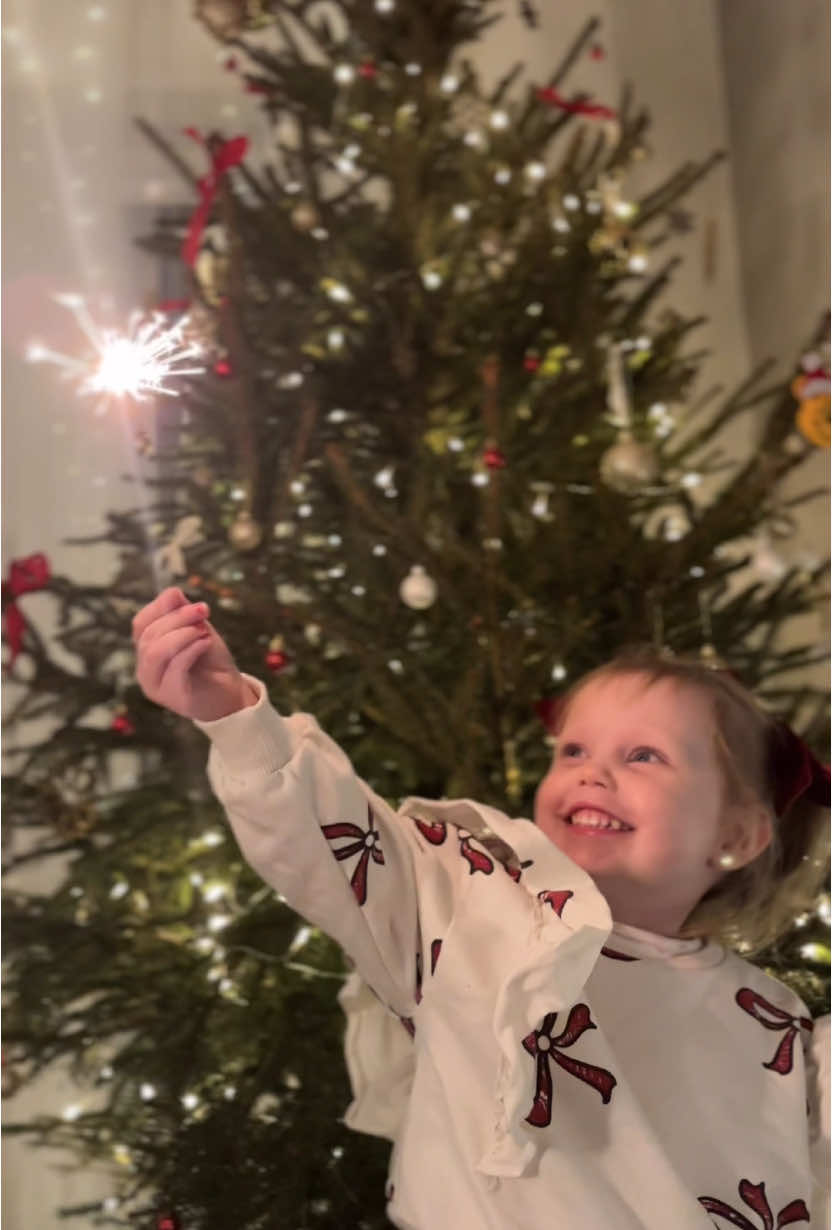 Wesołych, wspólnych i pełnych uśmiechu Świąt bąble! Żeby uśmiech Wam z buziek nie znikał! 🎄🎅🏼 Wysyłamy wszystkim buziaki i uściski! 🫶🏼 #dlaciebie #dc #fyp #christmas 