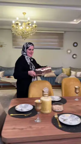 كتوجدوها في الدار ولا كتشريوها ؟؟اللي بغات شي حاجة ساهلة ماهلة واقتصادية تجرب هاد الوصفة غير في الخلاط  بالنسبة للكريمة عملو اللي بغيتو اما الشونتيي غبرة مع مستحضر لاموس أو غير لوحدو أو كريمة سائلة طلعوها أو زيدوها جبن كيف درتلها او أي اضافة كتعجبكم  بالنسبة للفرن الغازي طيبوها على نار مهيلة العافية تحتها تشد رأسها عاد طيبوها شوية من الفوق  المكونات 👇👇👇👇👇👇👇👇 2 بيضات  كأس سكر 150 غ  2/3 كأس زيت 130 ملل كأس ماء مغلي 200 ملل  رشة ملح  فاني  200 غ دقيق 2 كؤوس غير مملوءة  كيس خميرة الحلويات  2 اكياس كاكاو مايعادل ملعقة  للكريمة عملت 2كؤوس تقريبا الا ربع كريمة سائلة مع علبة جبن فيلادلفيا أو أي نوع أو ممكن استعمال مستحضر شونتيي حسب الرغبة  السيرو كأس ماء +نصف كأس سكر +فاني  #حليمةالفيلالي #وصفات_سهله #cuisinehalimafilali #طبخ #كيكة  #كيكة_شوكولاته  #كيكةرأسالسنةسهلة #كيكةعيدميلاد 