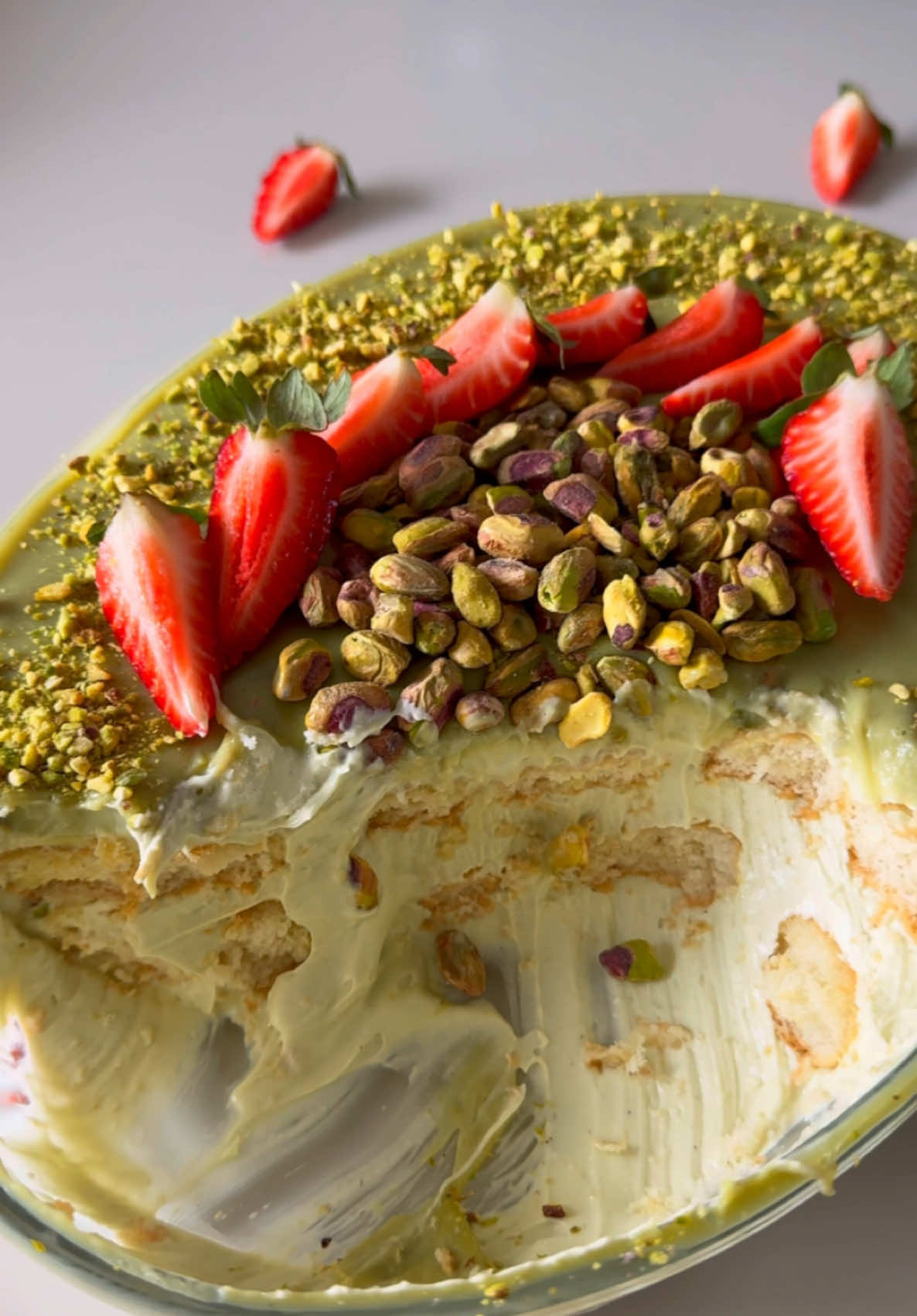 Pavê de pistache 🤤 O melhor pavê que vocês vão fazer na vidaaa! Apenas façam que ficou sensacional de tão gostoso!  Ingredientes creme:  500 gramas de chocolate branco picado  400 gramas de creme de leite  60 gramas de pasta pura de pistache  250 mls de chantilly batido  Derreta o chocolate com o creme de leite no microondas e acrescente a pasta de pistache, misture muito bem até tudo incorporar bem, espere esfriar. Tire uma concha dessa mistura e reserve, na batedeira bata o chantilly até ficar firme e misture com a ganache de pistache fria, reserve.  Vamos precisar na montagem de:  100 gramas de pistache torrado e moído sem sal  300 gramas de biscoito champagne  Leite pra umedecer os biscoitos  Faça a montagem igual eu mostro no vídeo, em seguida jogue a ganache reservada por cima e leve pra geladeira por 6 horas.  Finalize com mais pistache e morangos! Aproveite, fica surreal de boa ❤️🫶🏻 #pavê #pistache #sobremesa #comida #creme #confeitaria #brigadeiro #ceia #natal #doce #receita 