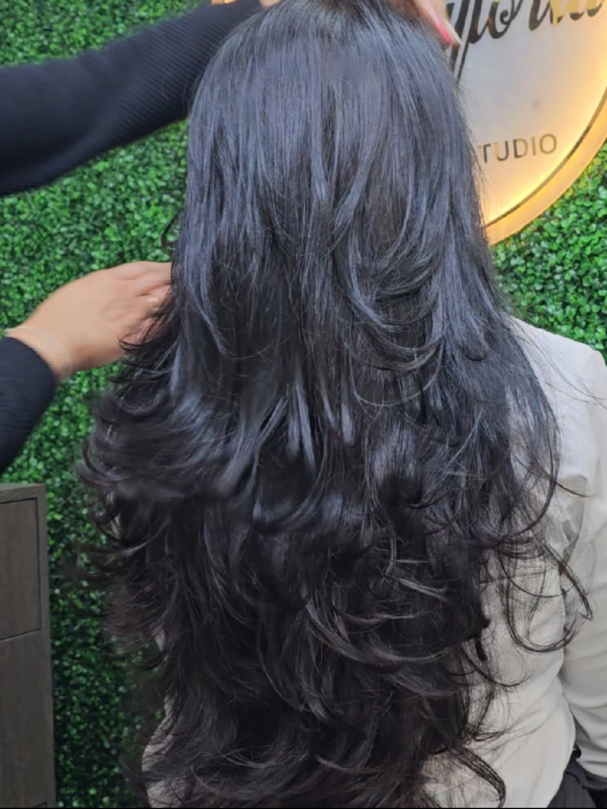 dream haircut of every girl🎀😍#bramptonhairstylist #womenshaircut #bramptonsalonandspa #lotsoflayers #hairtransformation #explorepage #igreels #thestyloria #foryoupage #fyp #voluminoushair #layershaircut 