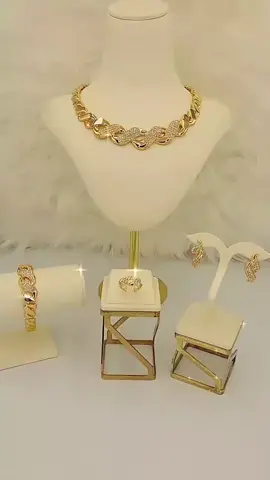 سـعـر  الـطـاقـم ( 260 ديـنـار ) 😍                                               الفخامه والاطلاله الحلوه بشهادة زباينا  ♥️💎                               طـاقـم  مـطـلـي بـالـذهـب عـيـار  18 😍                                    الطاقم يوصلك في بوكس حلو جاهز للهديه 🎁                               خدمة توصيل لي جميع المدن 🚕                                                  للحجز التواصل على رسائل الصفحه 📩