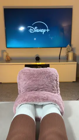 🎁 Winter essentials unlocked 🔥❄️ #cozy #footwarmer #slippers #comfy #cozyathome #wintervibes #cold #winter #comfyshoes  Forget regular slippers. These electric heated slippers are the real deal. Perfect for cozy days at home, working remotely, or relaxing with your favorite series. 🧦✨🔥☁️🧸🪵