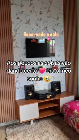 decorando minha sala usando papel de parede, rack, prateleira, tudo do @Mercado Livre eu amei, tô apaixonada. #mercadolivre #decorandoasala 