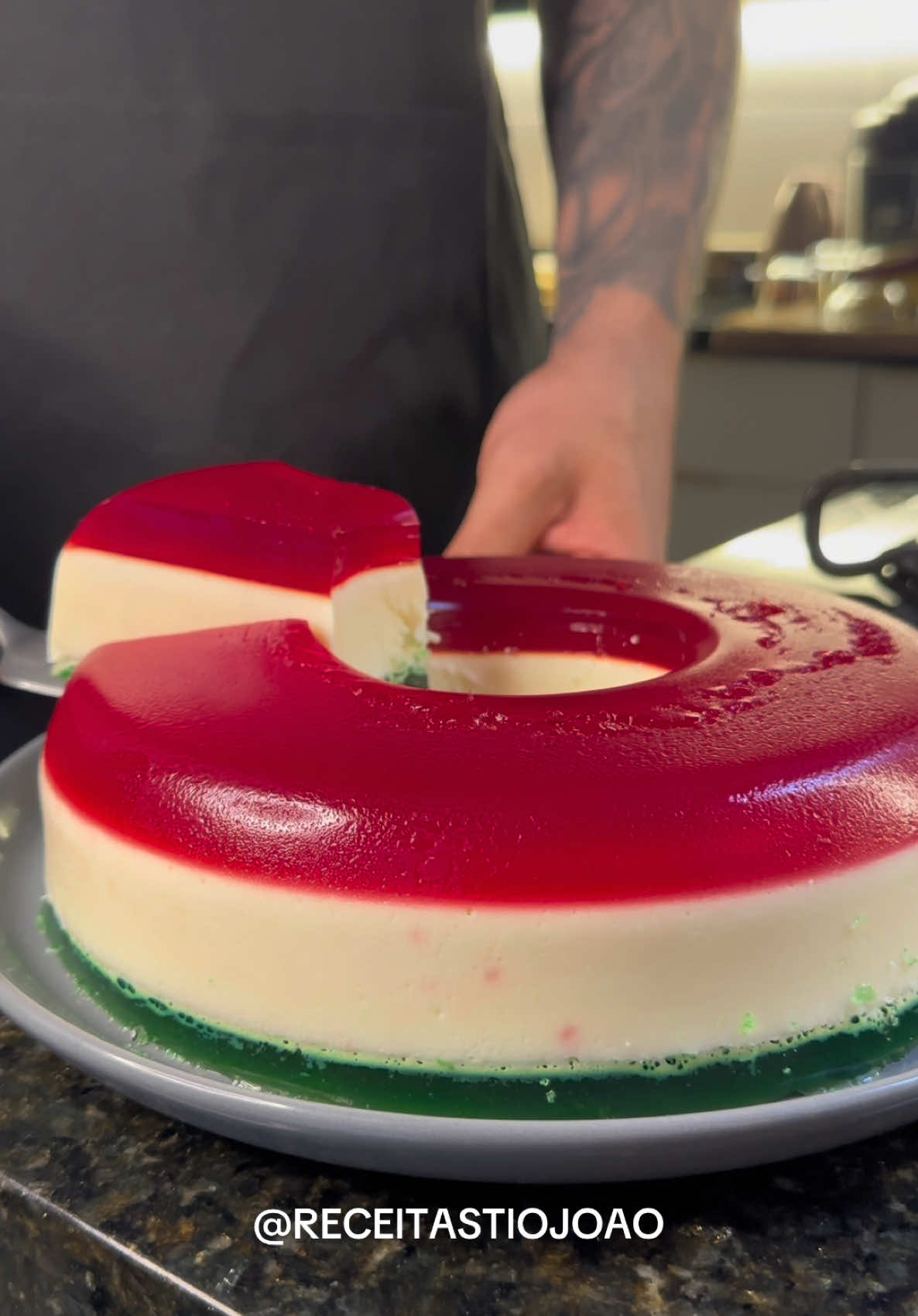 Gelatina Recheada de Natal! Ingredientes: 2 gelatina morango 250ml água quente 250ml água gelada - 1 leite condensado  1 creme de leite 200ml leite 1 xícara leite em pó 2 gelatina incolor - 2 gelatina limão 250ml água quente 250ml água gelada - Modo de preparo: Primeiro faça a parte vermelha e coloque em uma forma untada com óleo, leve a geladeira. Parte branca no liquidificador, coloque a parte de leite e leite em pó, não esqueça da gelatina incolor! coloque na forma junto e depois leve a geladeira. Parte de limão faça e coloque na forma junto com a parte branca. Leve a geladeira para firmar tudo! Então está pronto sua gelatina de natal! #receitas #natal #gelatina #comida #viral 