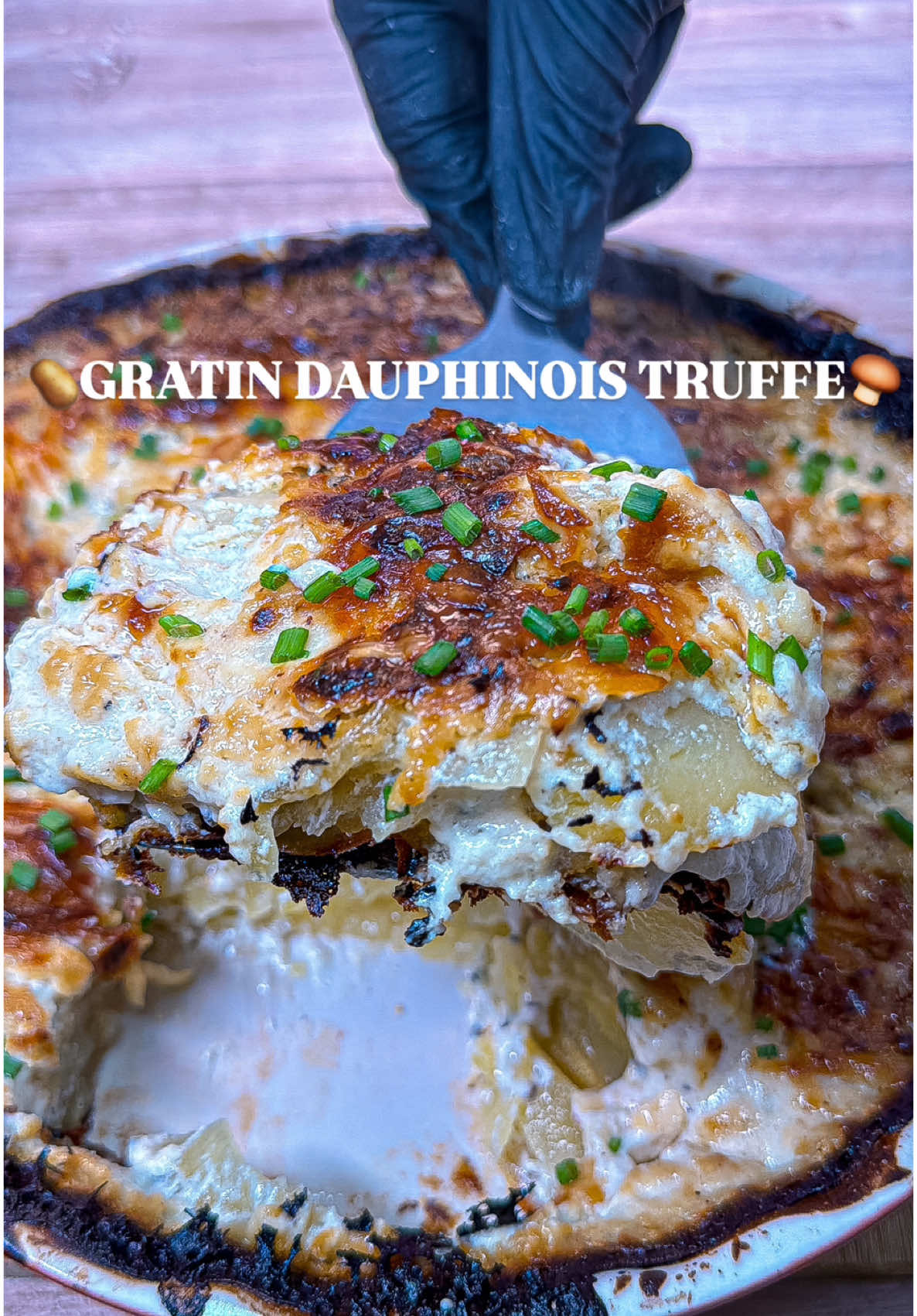 🥔GRATIN DAUPHINOIS À LA TRUFFE 🍄‍🟫 Si t’as pas d’inspi pour accompagner ton plat fait ça 😍 . . Enregistre la publication si tu comptes reproduire cette recette 🫶🏼 . . Identifie un ami qui devra te faire cette recette et dis moi en commentaire ce que tu en penses 👨‍🍳 . . Un petit like, commente et partage pour la force ❤️ . . 🇫🇷Les ingrédients pour cette recette (6 personnes )🍽 :   - 🥔1k / 1,5kg de pdt  - 🥛500ml crème liquide  - 🥄2 càs crème fraîche  - 🧂1 càc sel, poivre  - 🥄1 càs crème de truffe  - 🧈25g beurre  - 🧄3 gousses d’ail - 🧀Emmental + comté 🇬🇧The ingredients for this recipe 🍽 : - - 🥔1k / 1.5kg of potatoes  - 🥛500ml liquid cream  - 🥄2 tbsp crème fraîche  - 🧂1 tsp salt, pepper  - 🥄1 tbsp truffle cream  - 🧈25g butter  - 🧄3 cloves of garlic  - 🧀Emmental + comté #recettefacile  #recette  #halal #tiktokfood #tiktokacademie #pourtoi #fyp #gratin #truffe #dauphinois