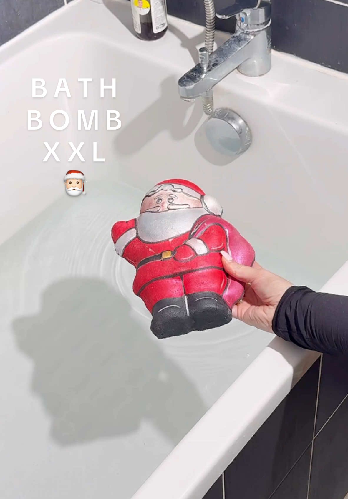 Merry Christmas 🎅🏻 #bathbomb #bathtime #bathbombaesthetic #bathbombsurprise #santaclaus #ASMR 