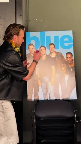 It’s CHRISTMAS EVE! 🎄 Who remembers this iconic scene!? We had to recreate this with @OllyMurs when we knew we’d be joining him on the road…4 months to go! 👏🏼🕺🏻 @Antony Costa @Lee Ryan @Duncan James @Simon Webbe 