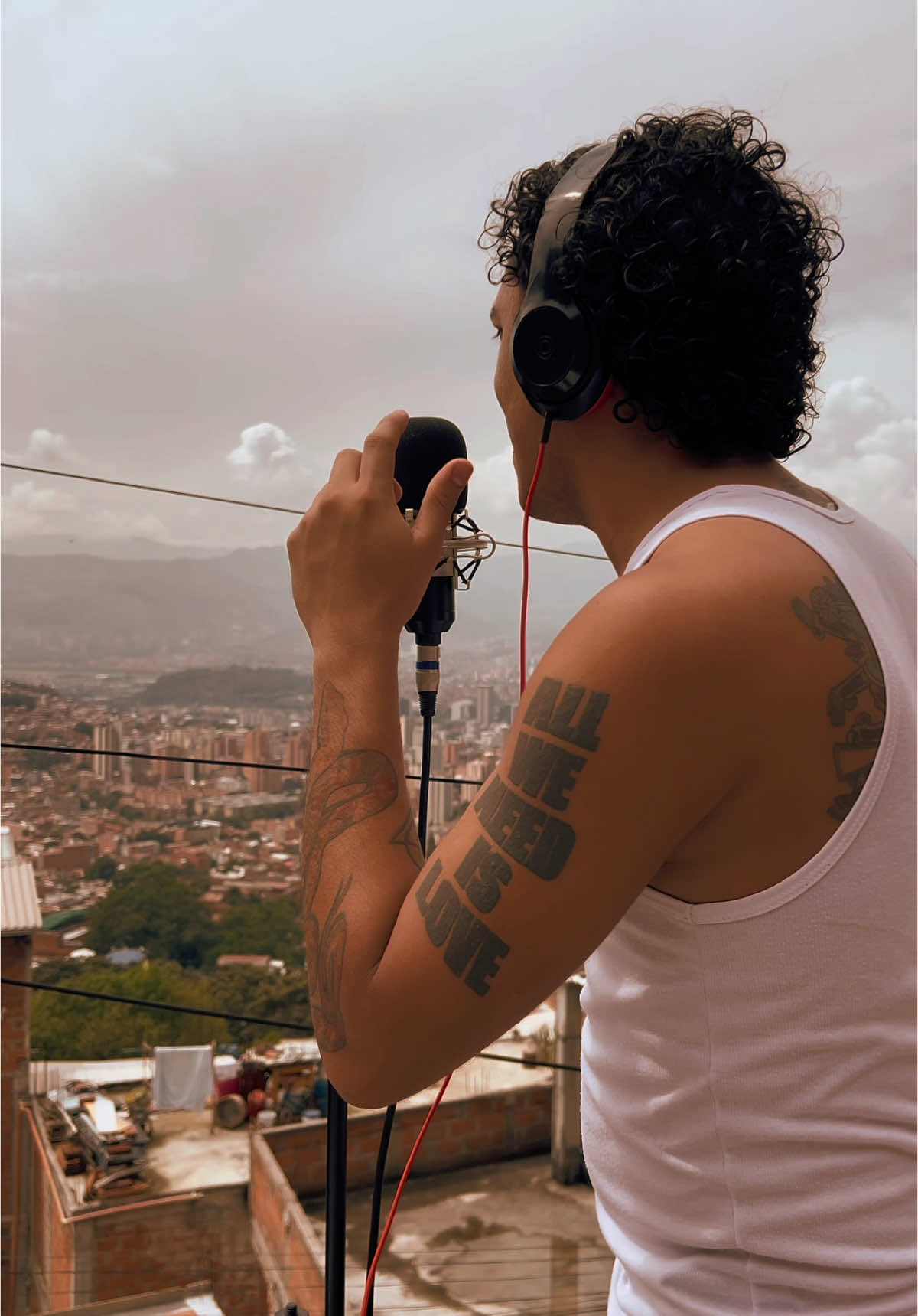 No hay una mejor canción para esta navidad, gracias por enseñarme lo que debo mejorar y saber que no ha todo el mundo se debe pedir perdón.  #canserbero #tributoacanserbero #rap #reflexion #caneterno #fyp #foryoupage❤️❤️ #viral_video #viraltiktokvideo #ouroboros #navidad #imitadordecanserbero #tragediacomediayficción 