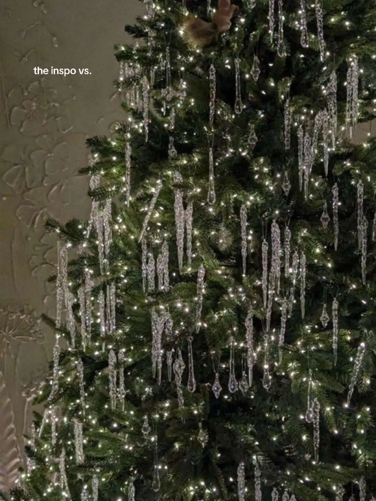 I loveddd the isicle trees ever since I saw them a couple of years ago and knew I had to try it in my first apartment 🤭 #christmastree #christmas #christmasdecor #christmasdecorating 